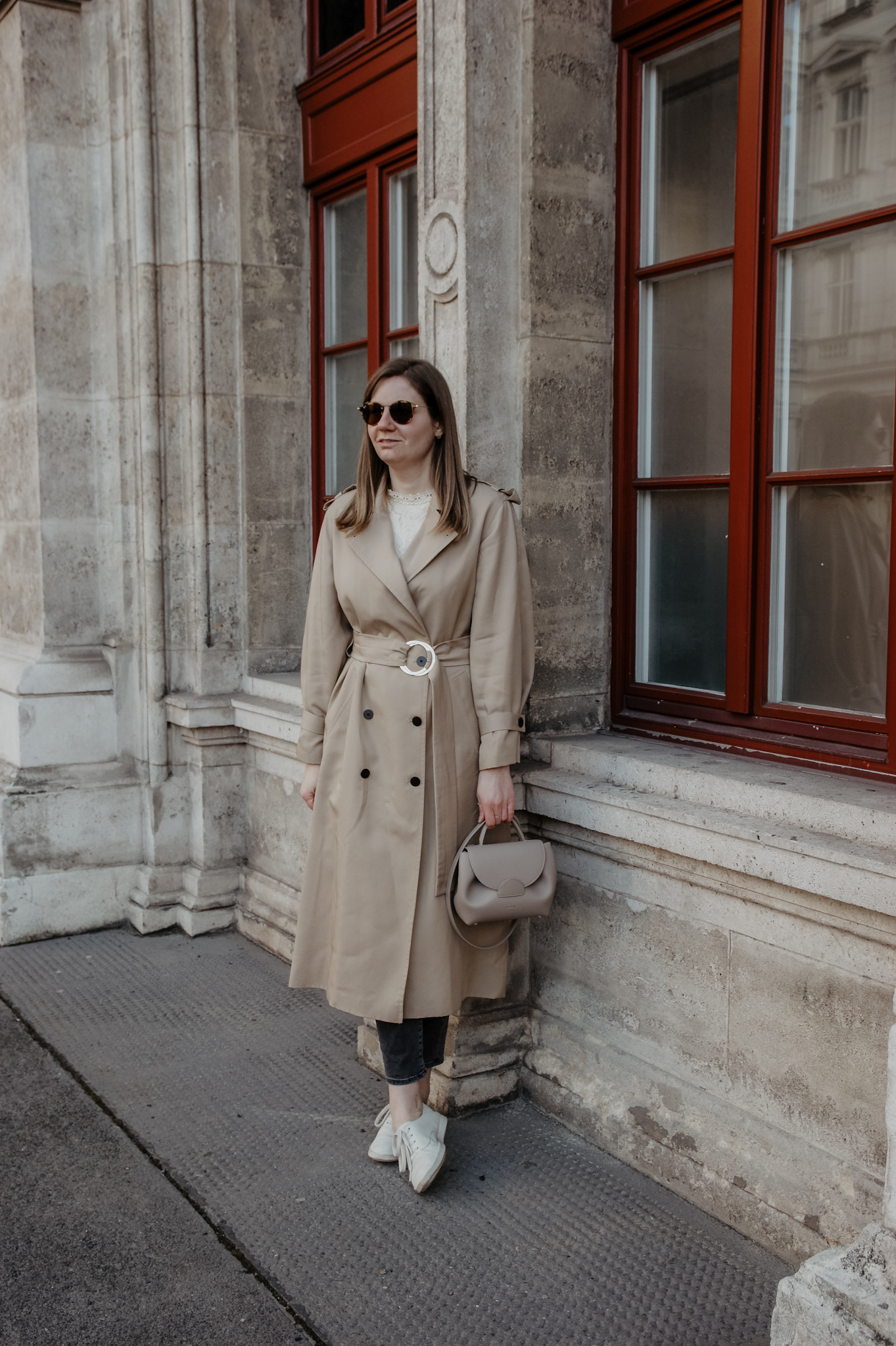 Klassische Trenchcoat Outfit im Frühling 