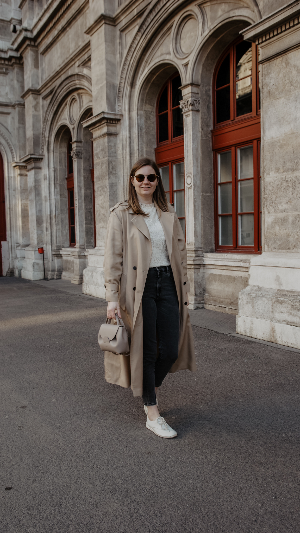 Klassische Trenchcoat Outfit im Frühling 