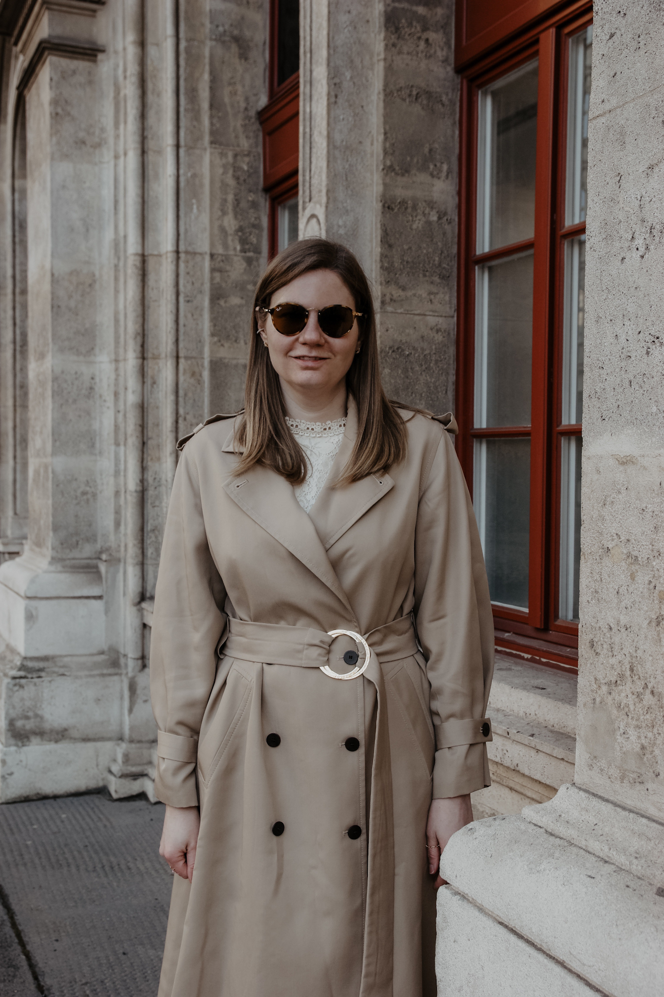 Klassische Trenchcoat Outfit im Frühling 