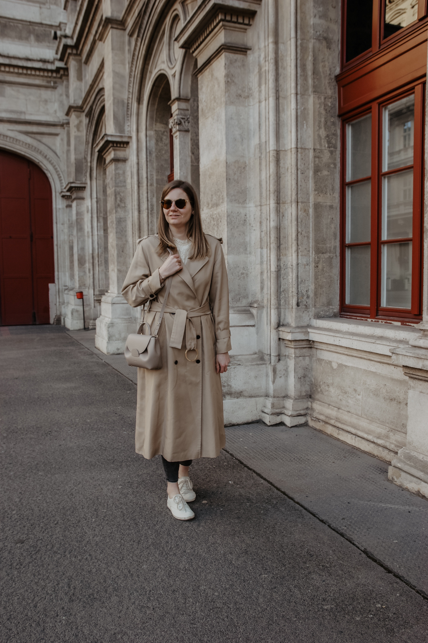 Klassische Trenchcoat Outfit im Frühling 