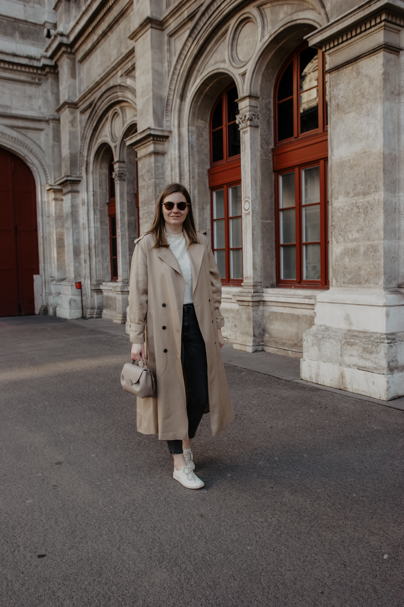 Klassische Trenchcoat Outfit im Frühling 