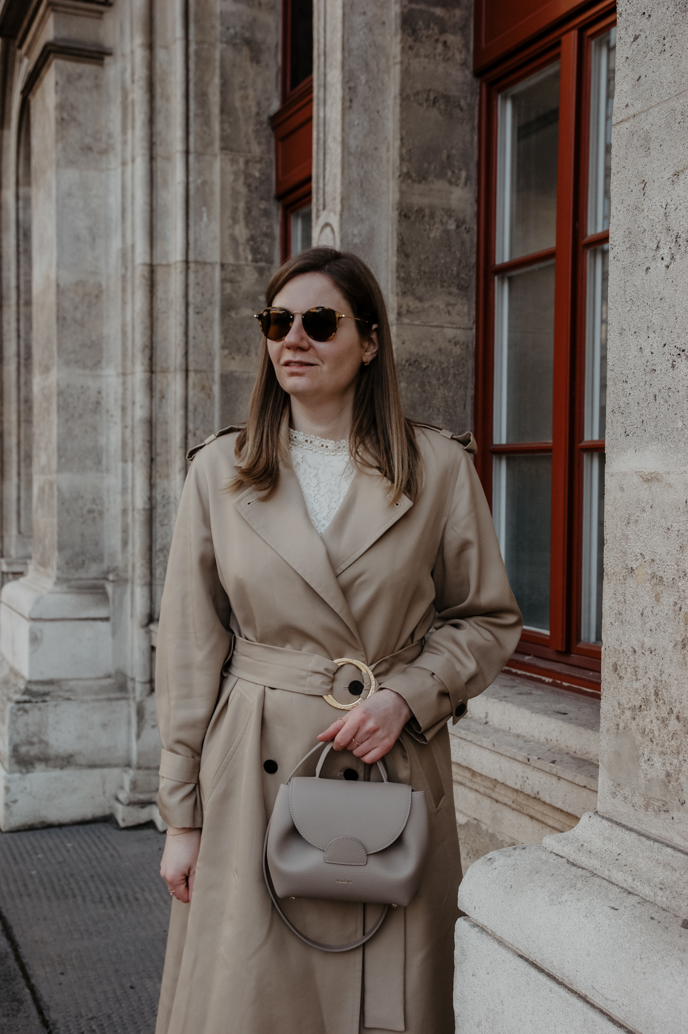 Klassische Trenchcoat Outfit im Frühling 