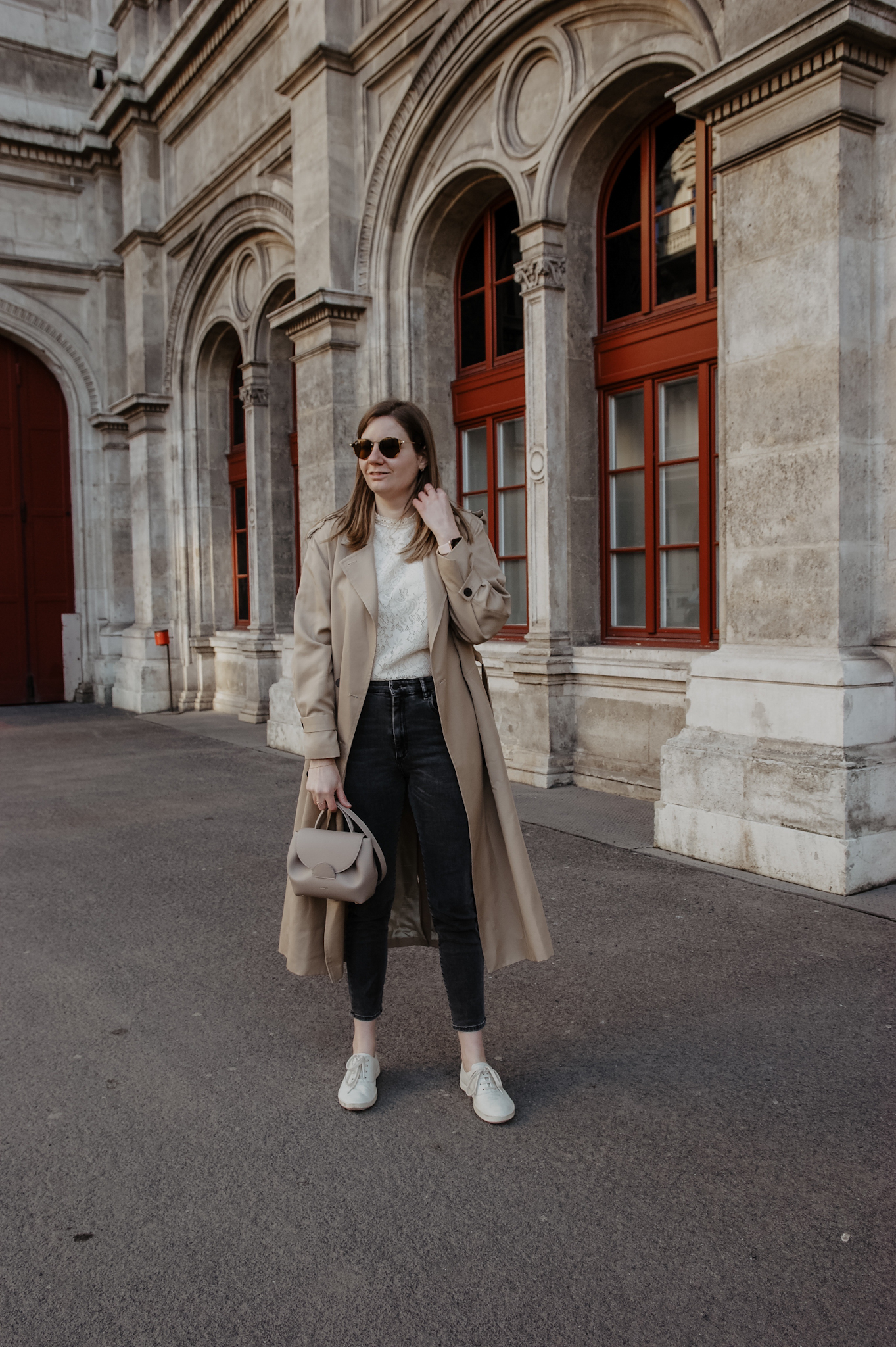 Klassische Trenchcoat Outfit im Frühling 