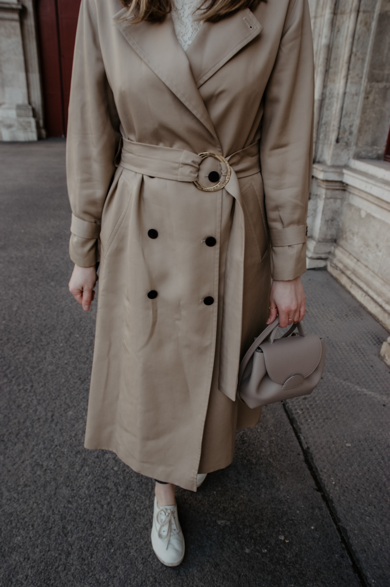 Klassische Trenchcoat Outfit im Frühling 