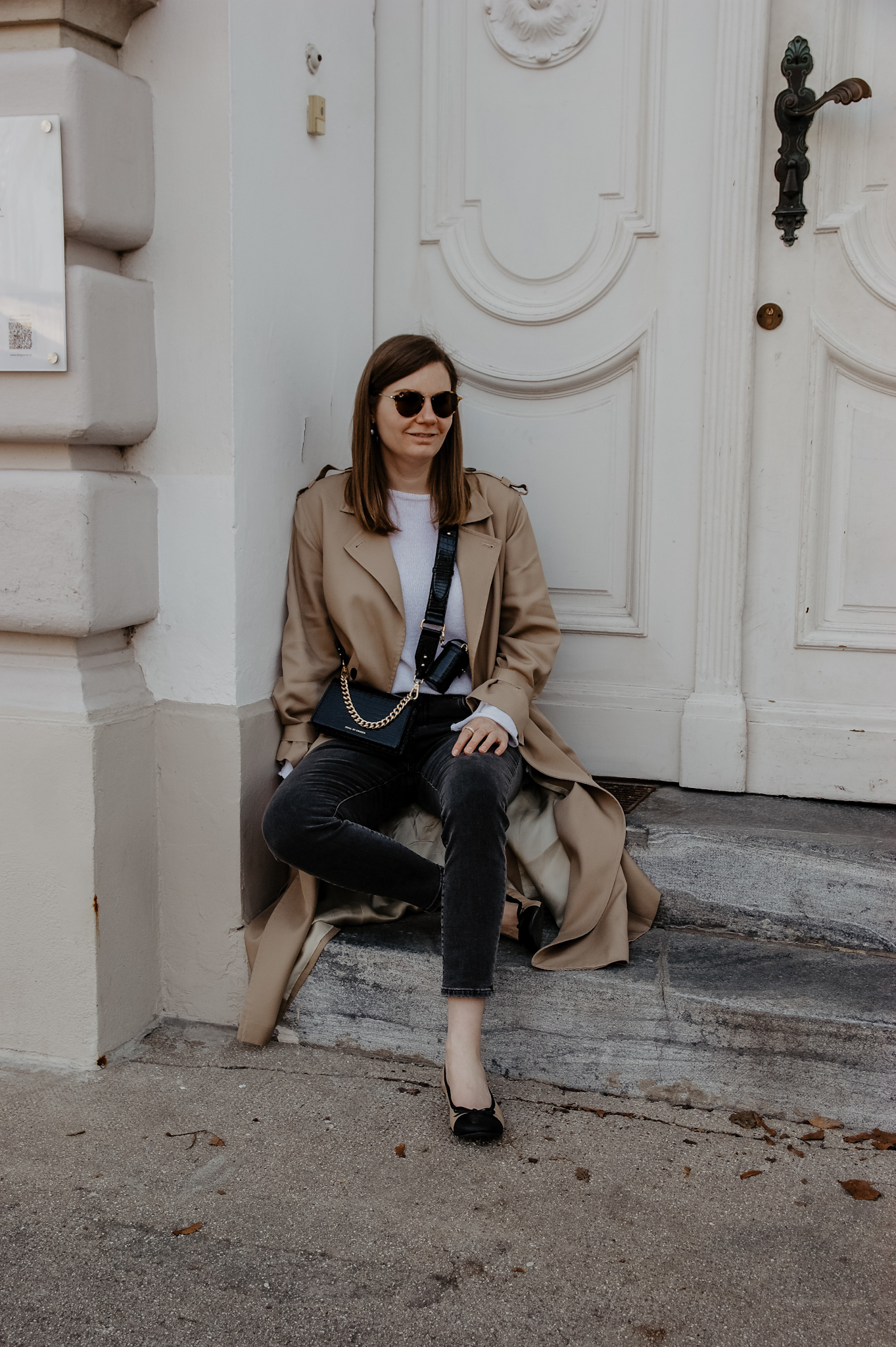 Trenchcoat Black Jeans Outfit 
