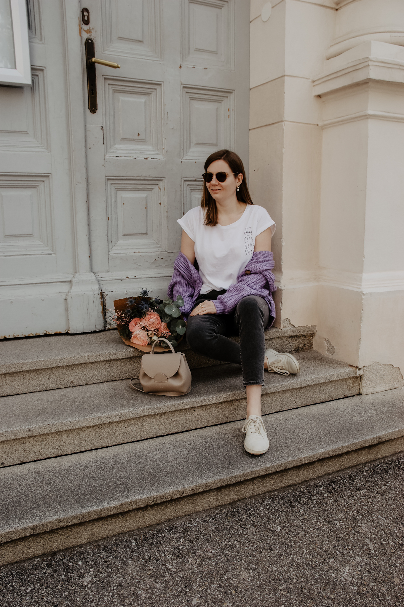 Statement Shirt, Outfit, grey Jeans 