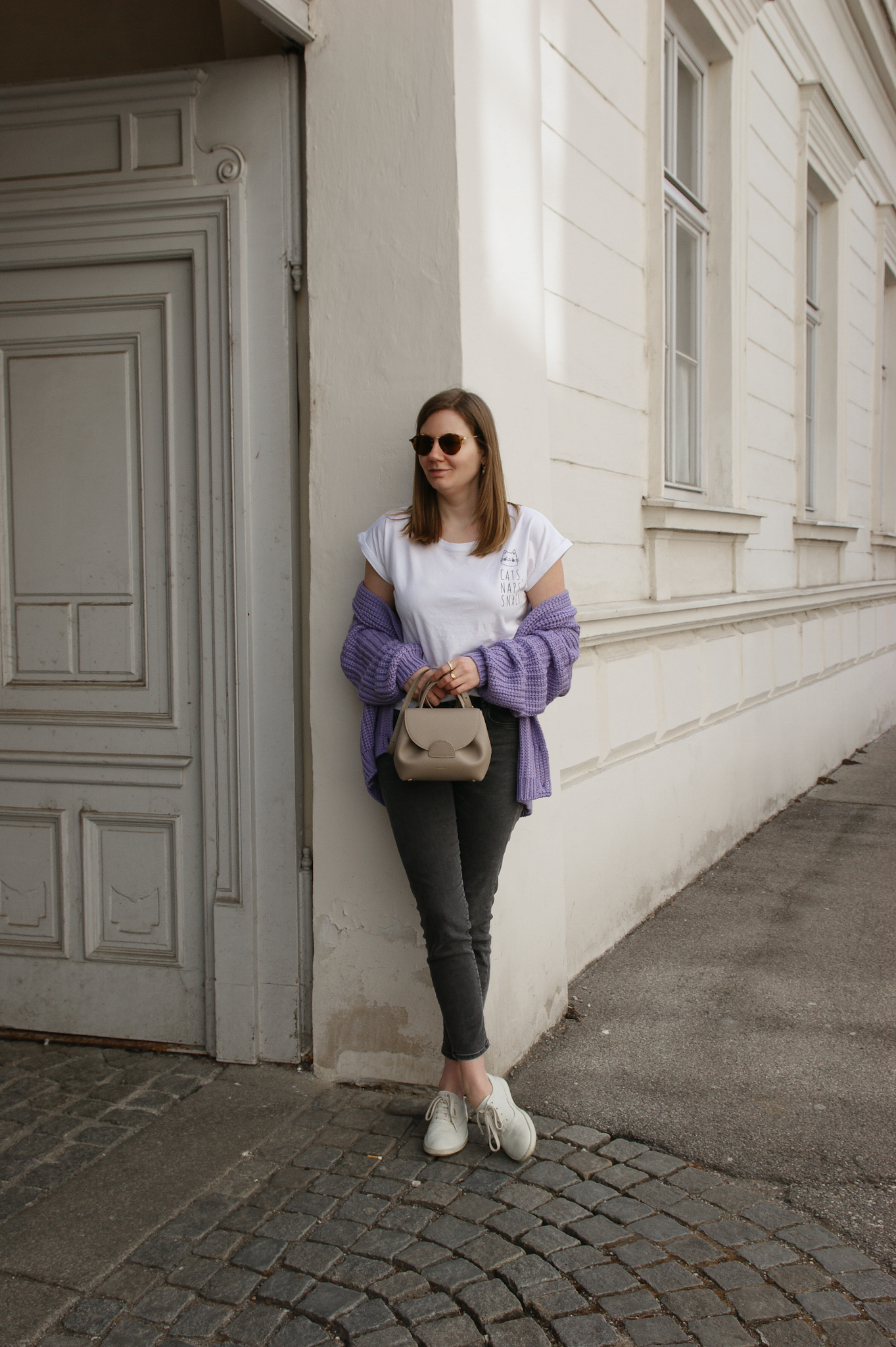 Statement Shirt, Outfit, grey Jeans 