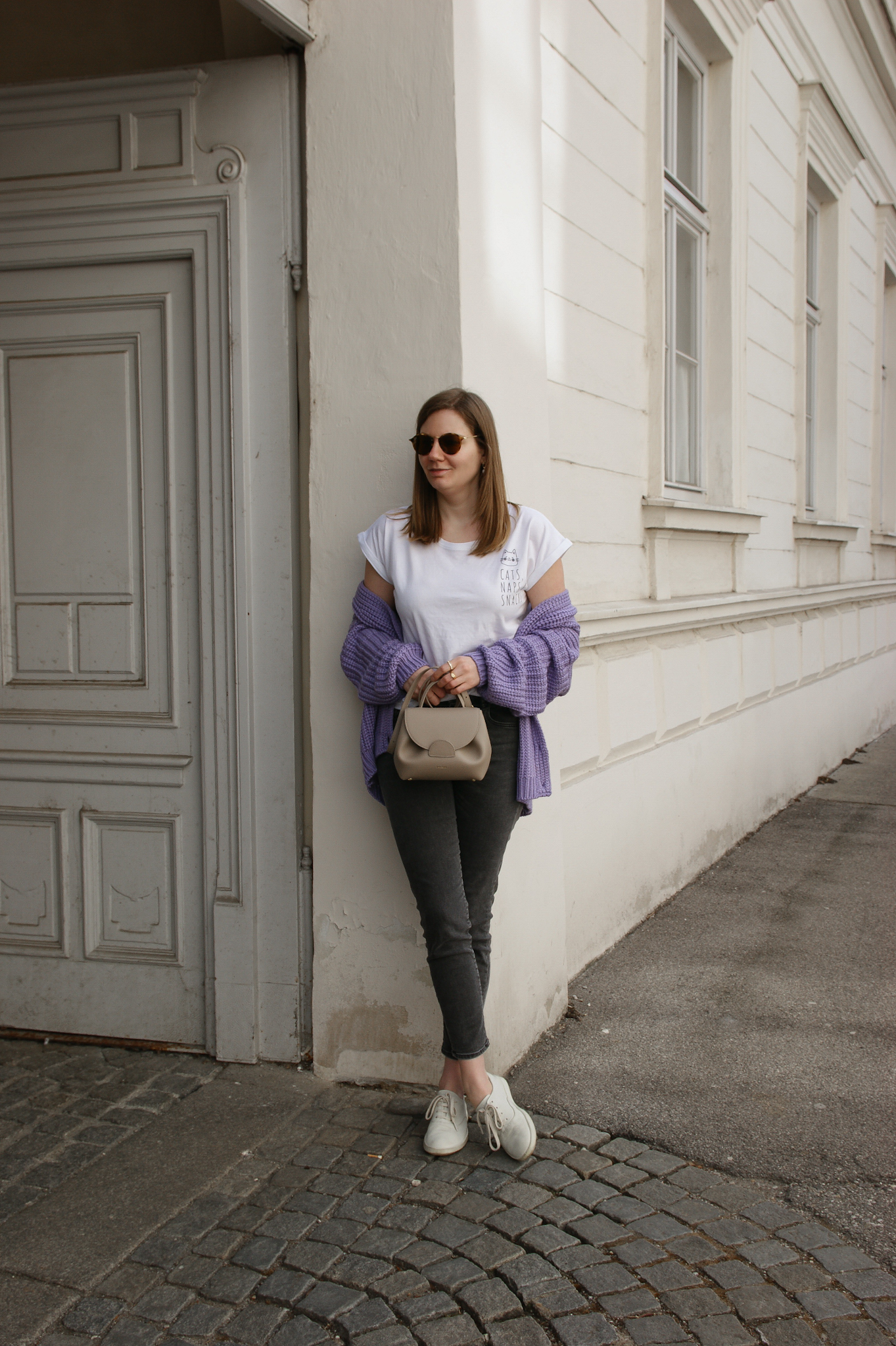 Statement Shirt, Outfit, grey Jeans 