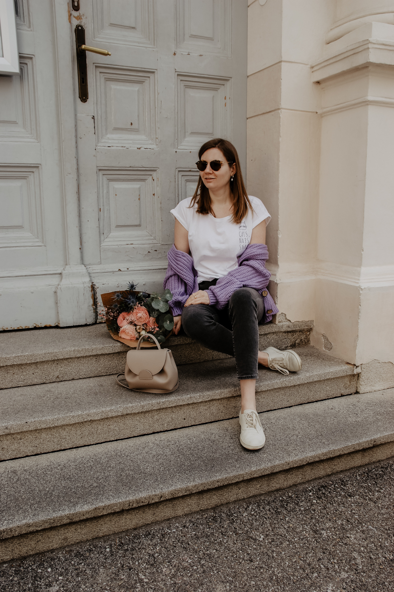 Statement Shirt, Outfit, grey Jeans 