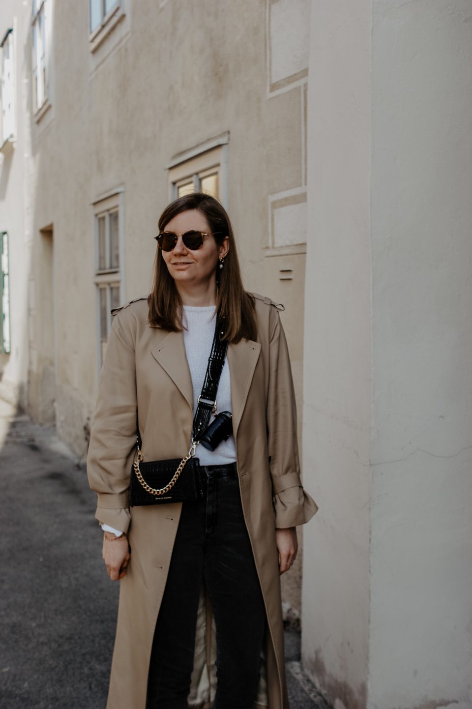 Trenchcoat Black Jeans Outfit