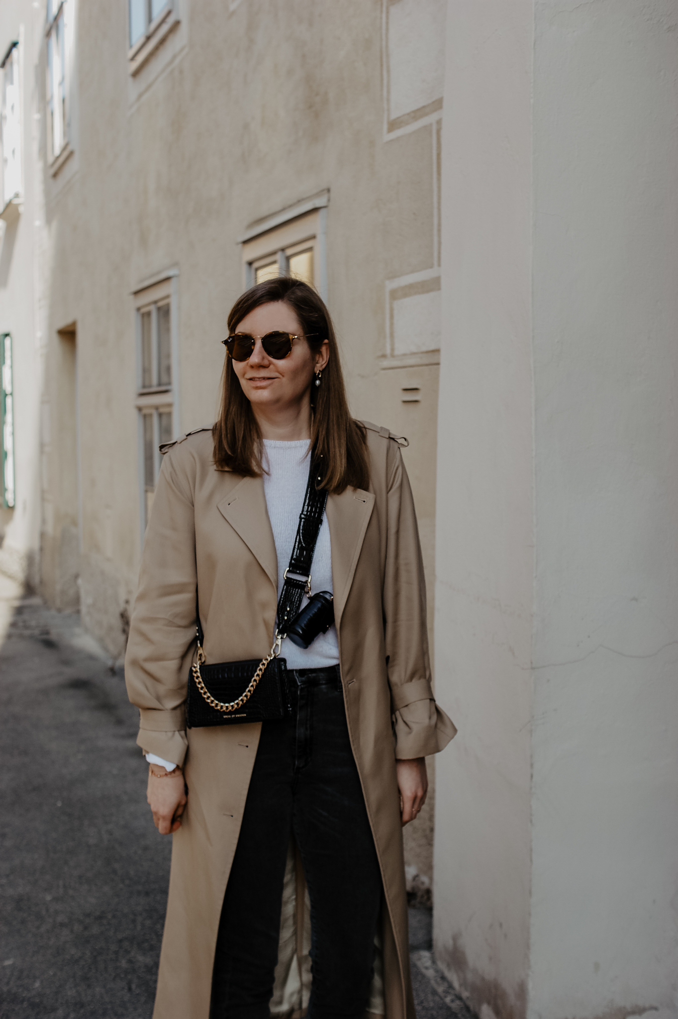 Trenchcoat Black Jeans Outfit 