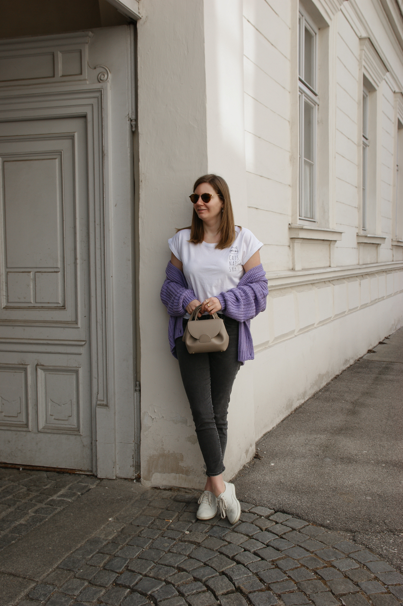 Statement Shirt, Outfit, grey Jeans 