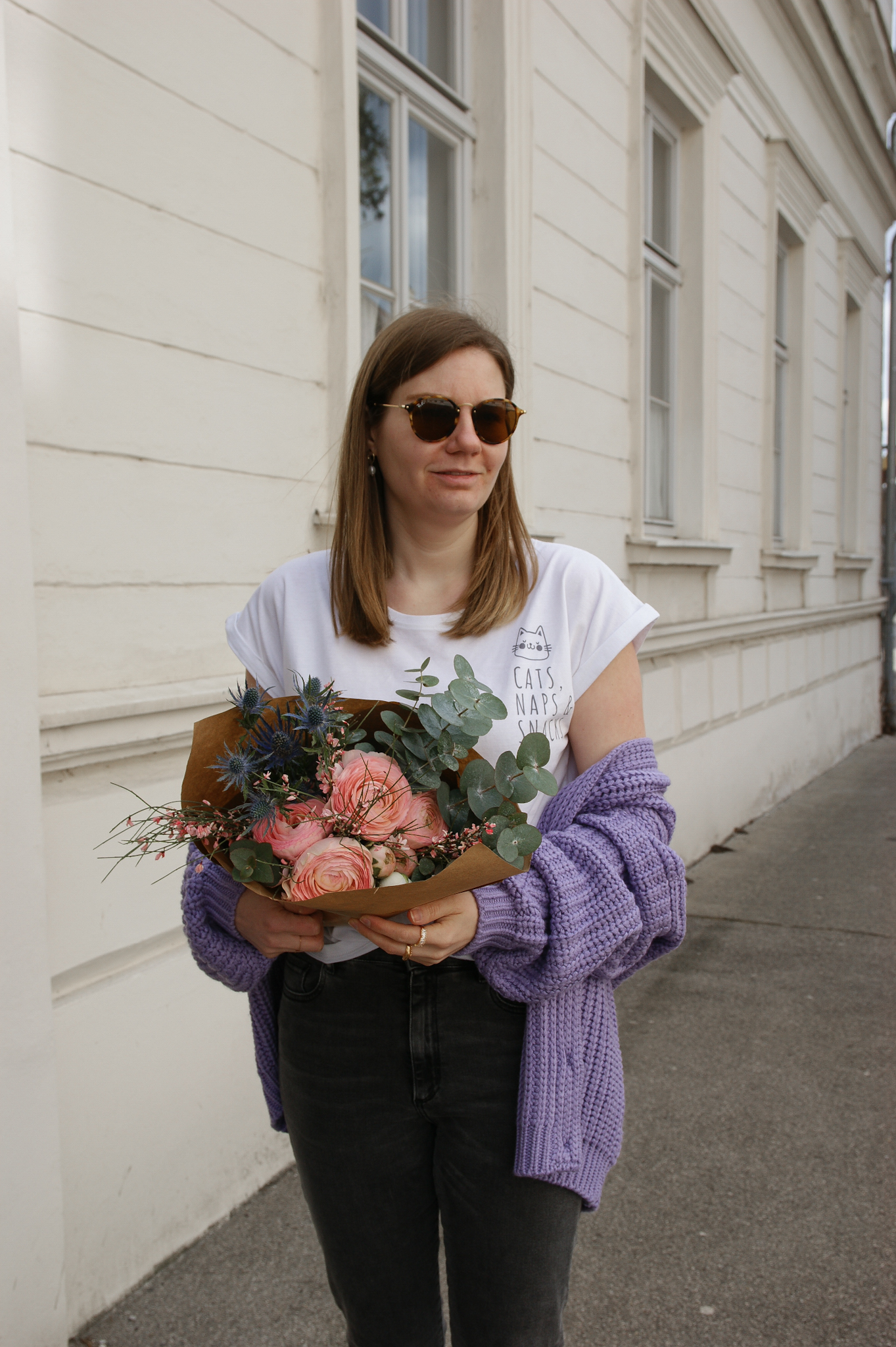 Statement Shirt, Outfit, grey Jeans 