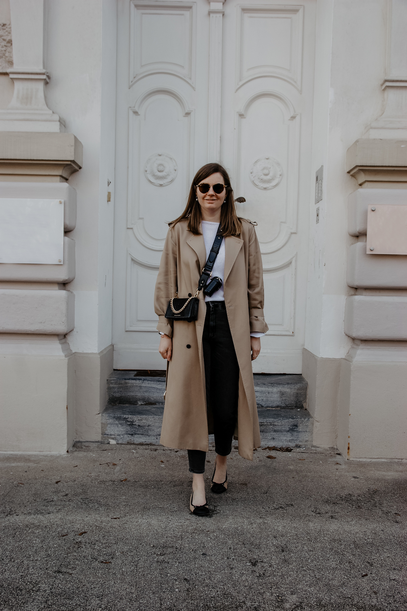 Trenchcoat Black Jeans Outfit 