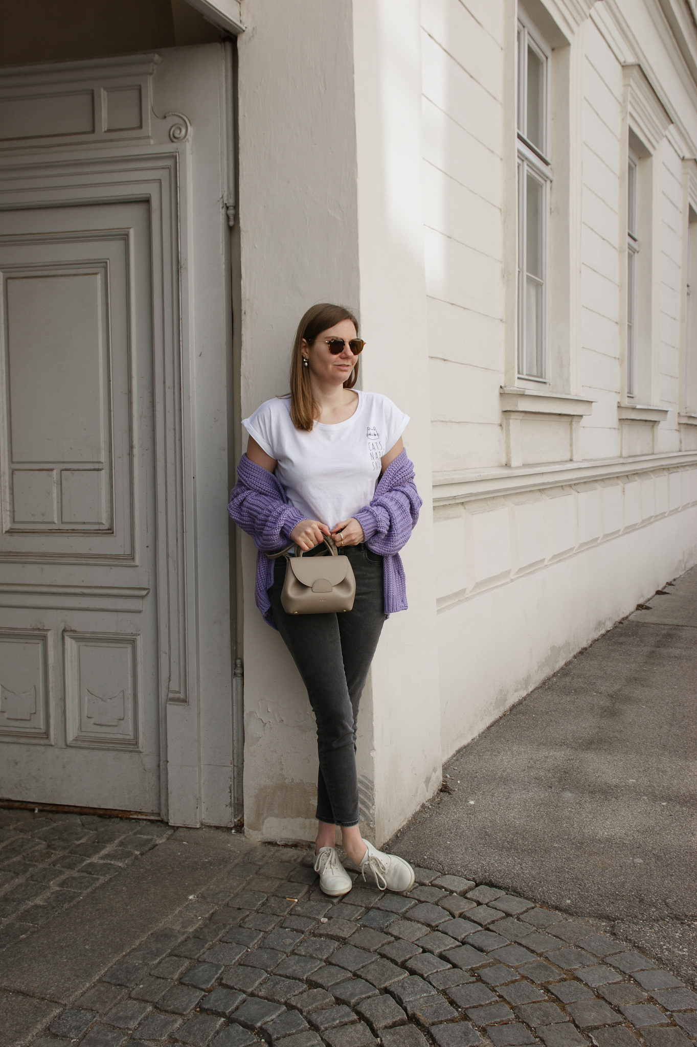 Statement Shirt, Outfit, grey Jeans 