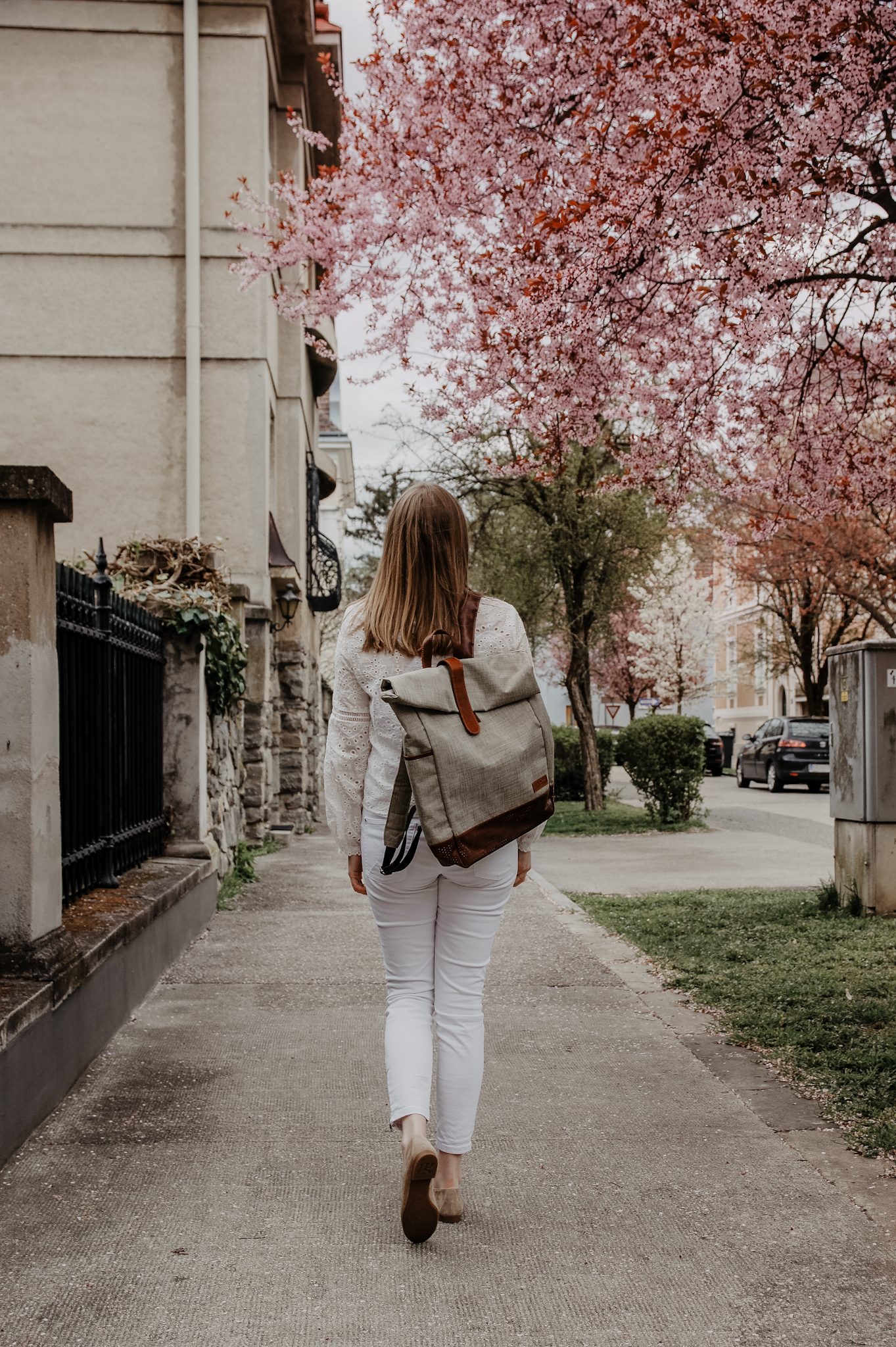 Trenchcoat, jeans, Gusti Leder Rucksack, backpack, cherry blossom, spring outfit