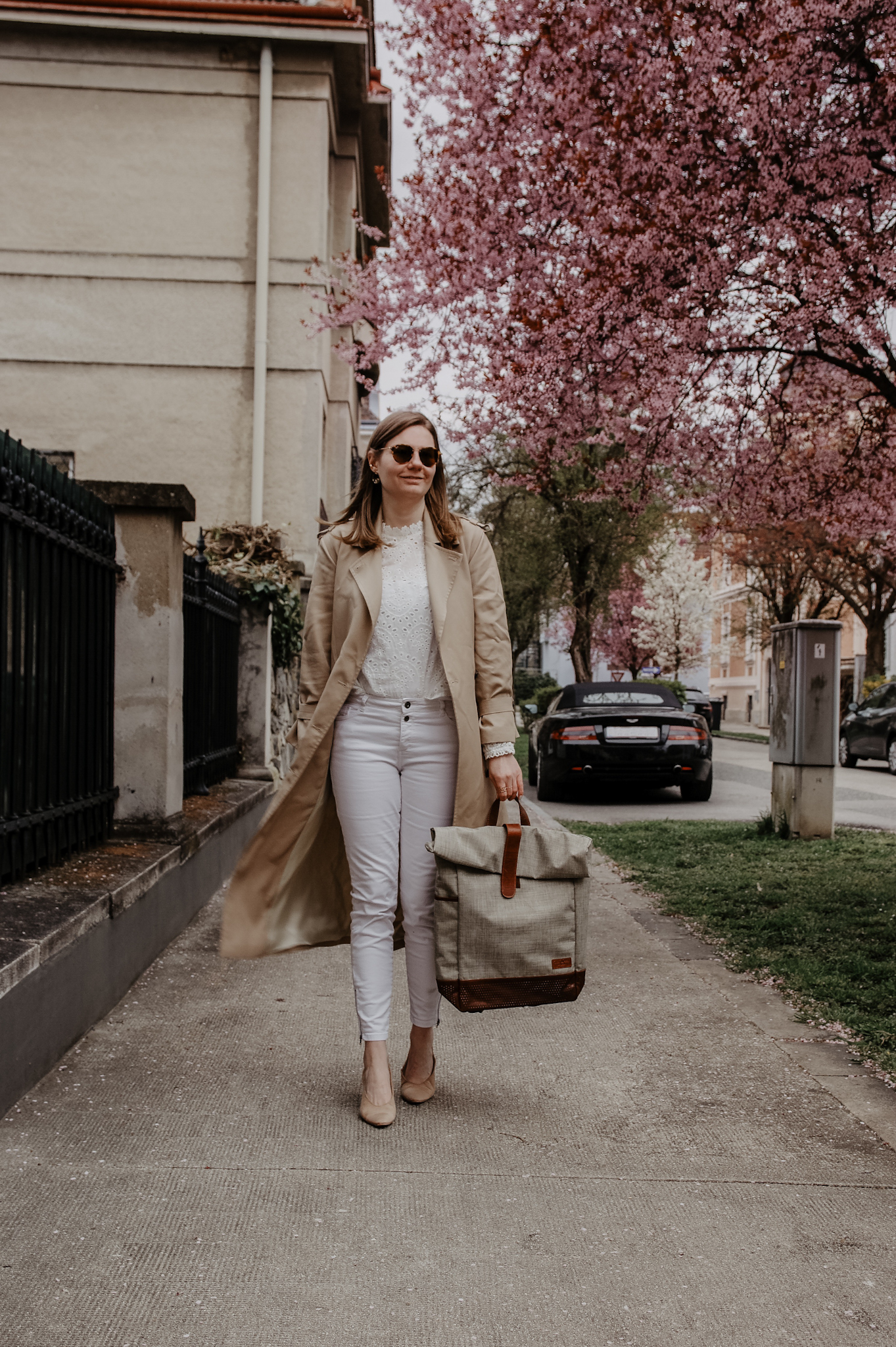 Trenchcoat, jeans, Gusti Leder Rucksack, backpack, cherry blossom, spring outfit