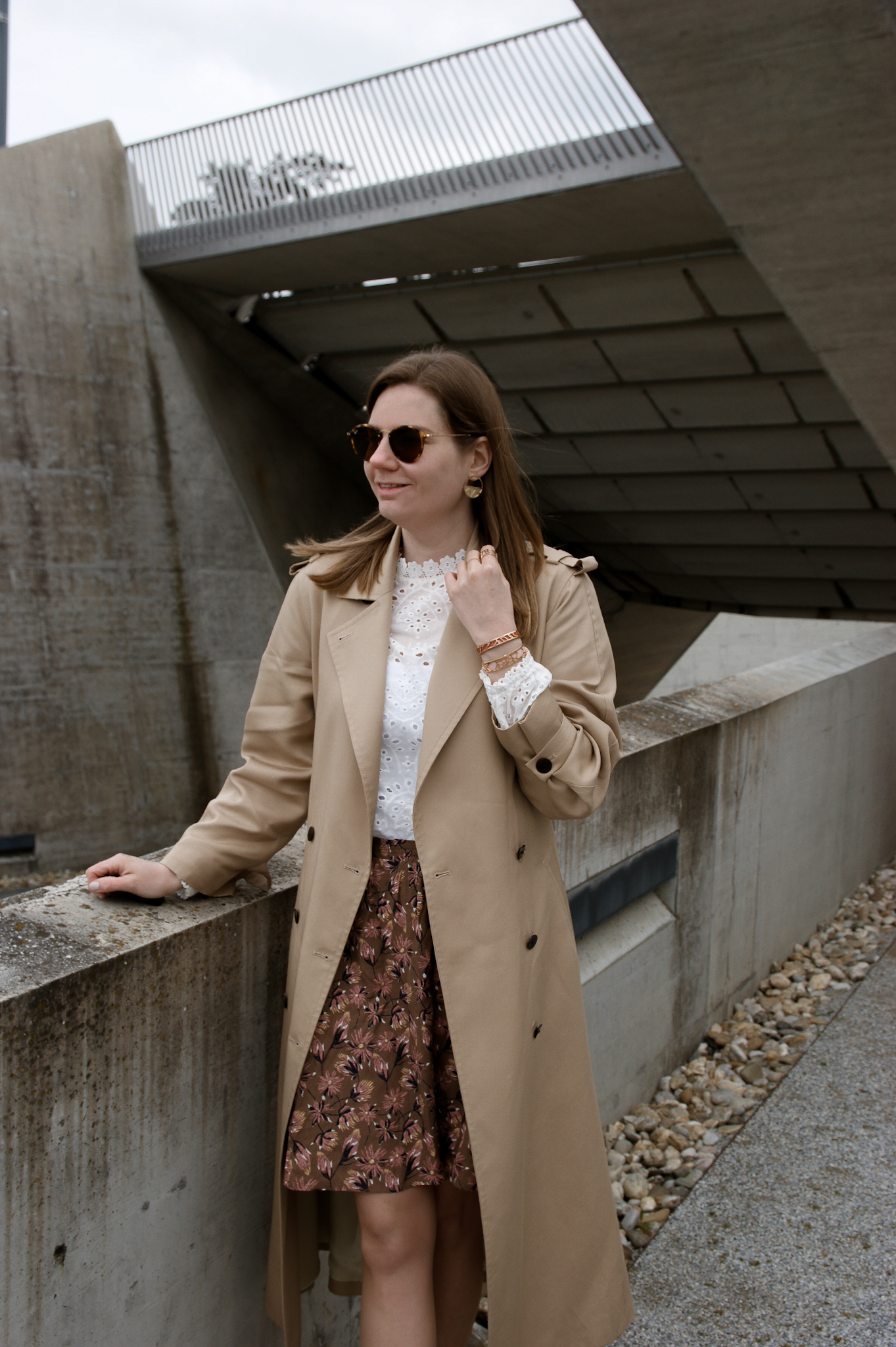 Trenchcoat, Rock, Bluse Outfit, Streetstyle, Les Georgettes manchettes