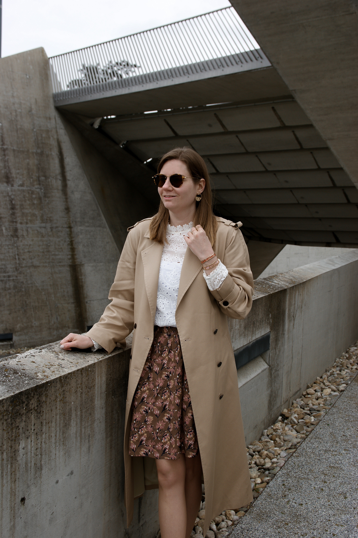 Trenchcoat, Rock, Bluse Outfit, Streetstyle, Les Georgettes manchettes