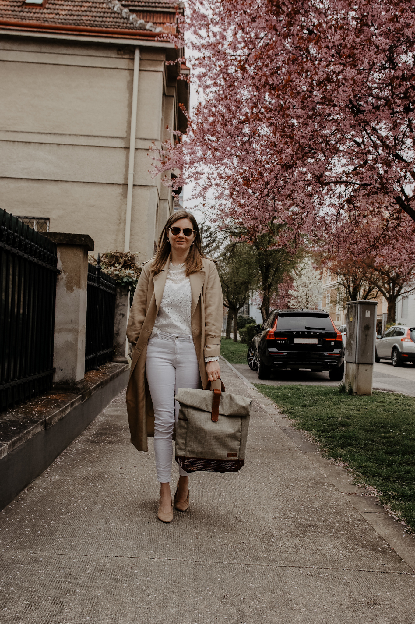 Trenchcoat, jeans, Gusti Leder Rucksack, backpack, cherry blossom, spring outfit