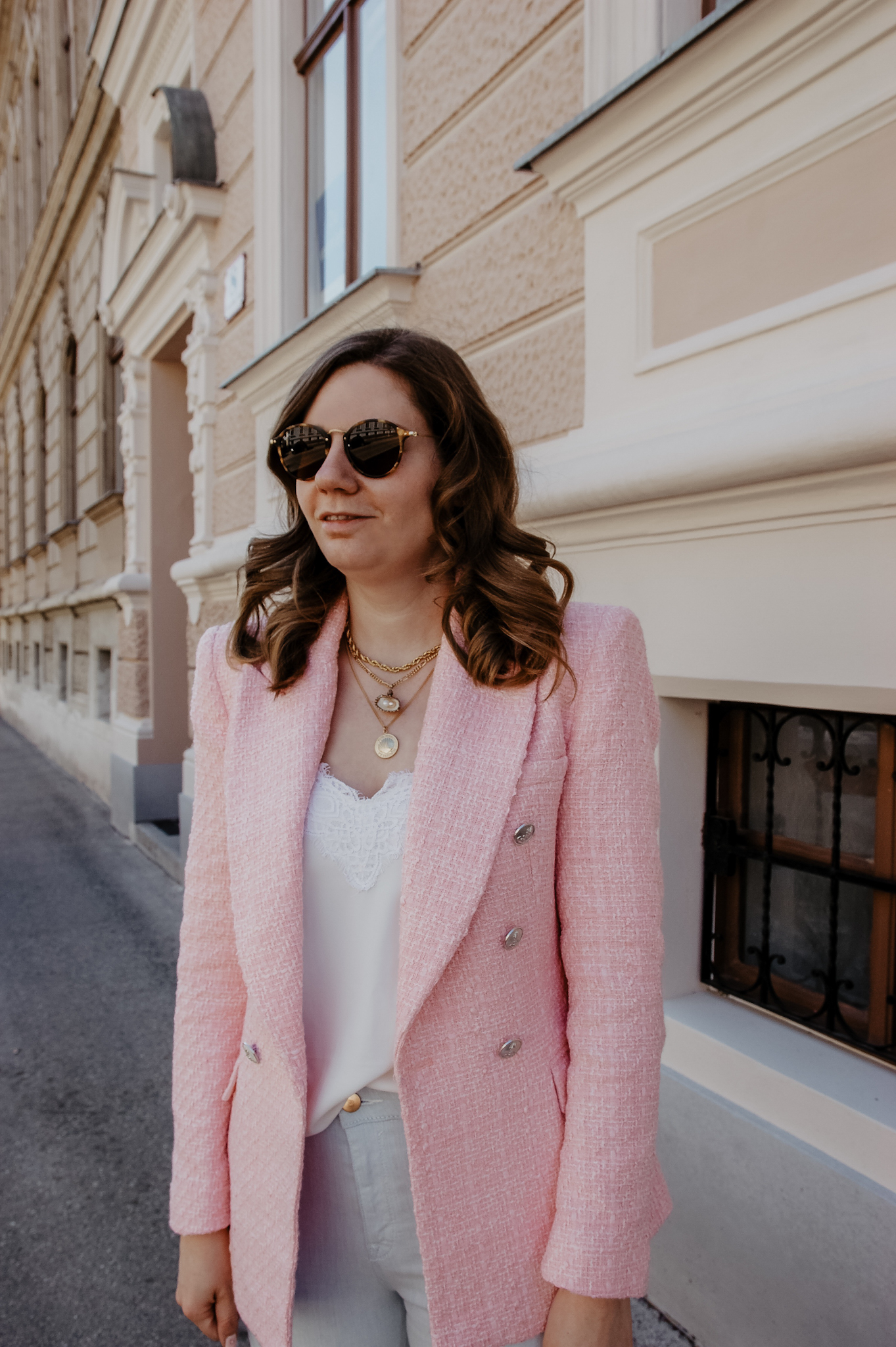 Taille Montgomery schieten spring Outfit mit rosa Blazer, Jeans und statement necklaces –  daisiesandglitter