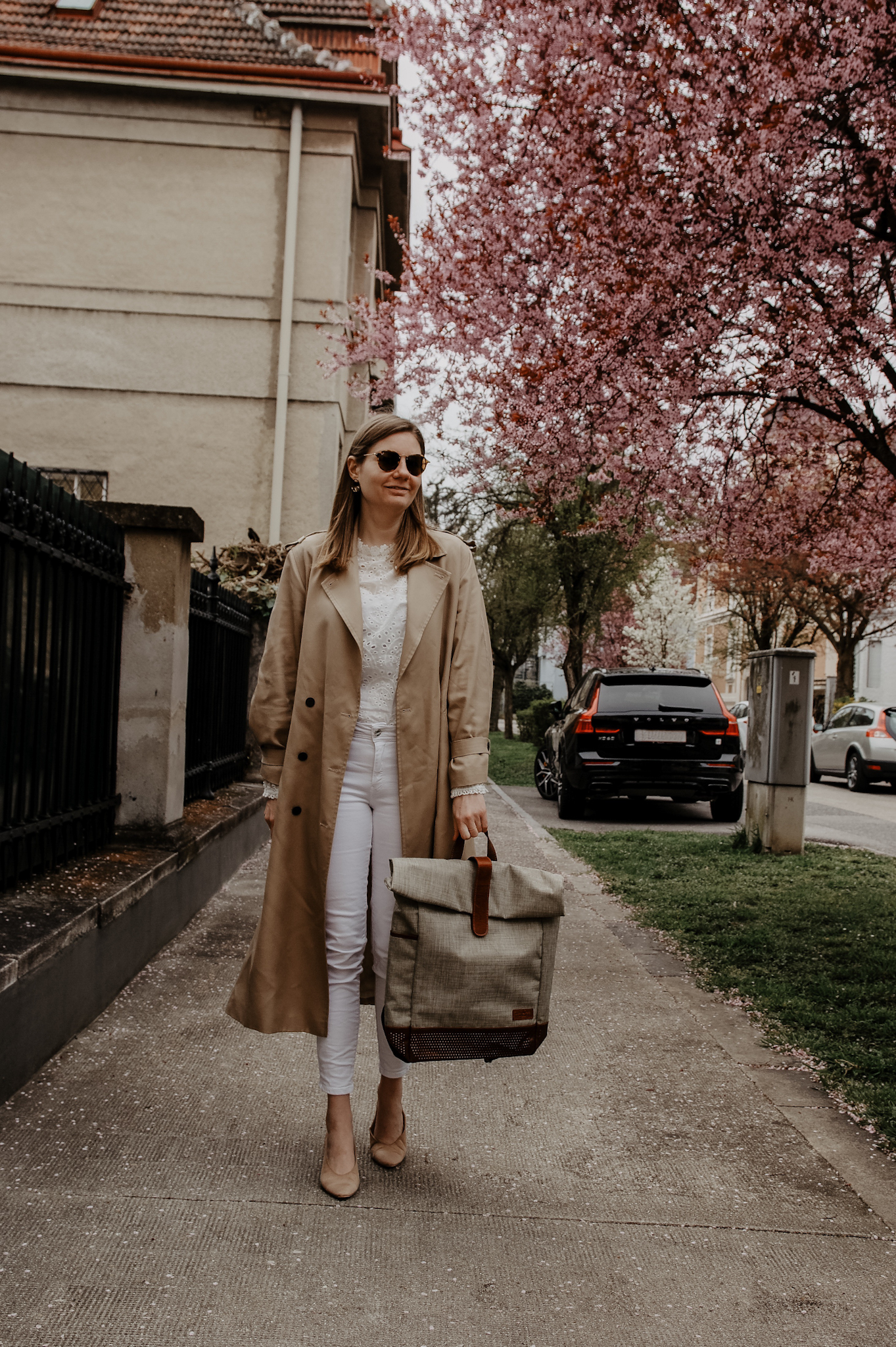 Trenchcoat, jeans, Gusti Leder Rucksack, backpack, cherry blossom, spring outfit