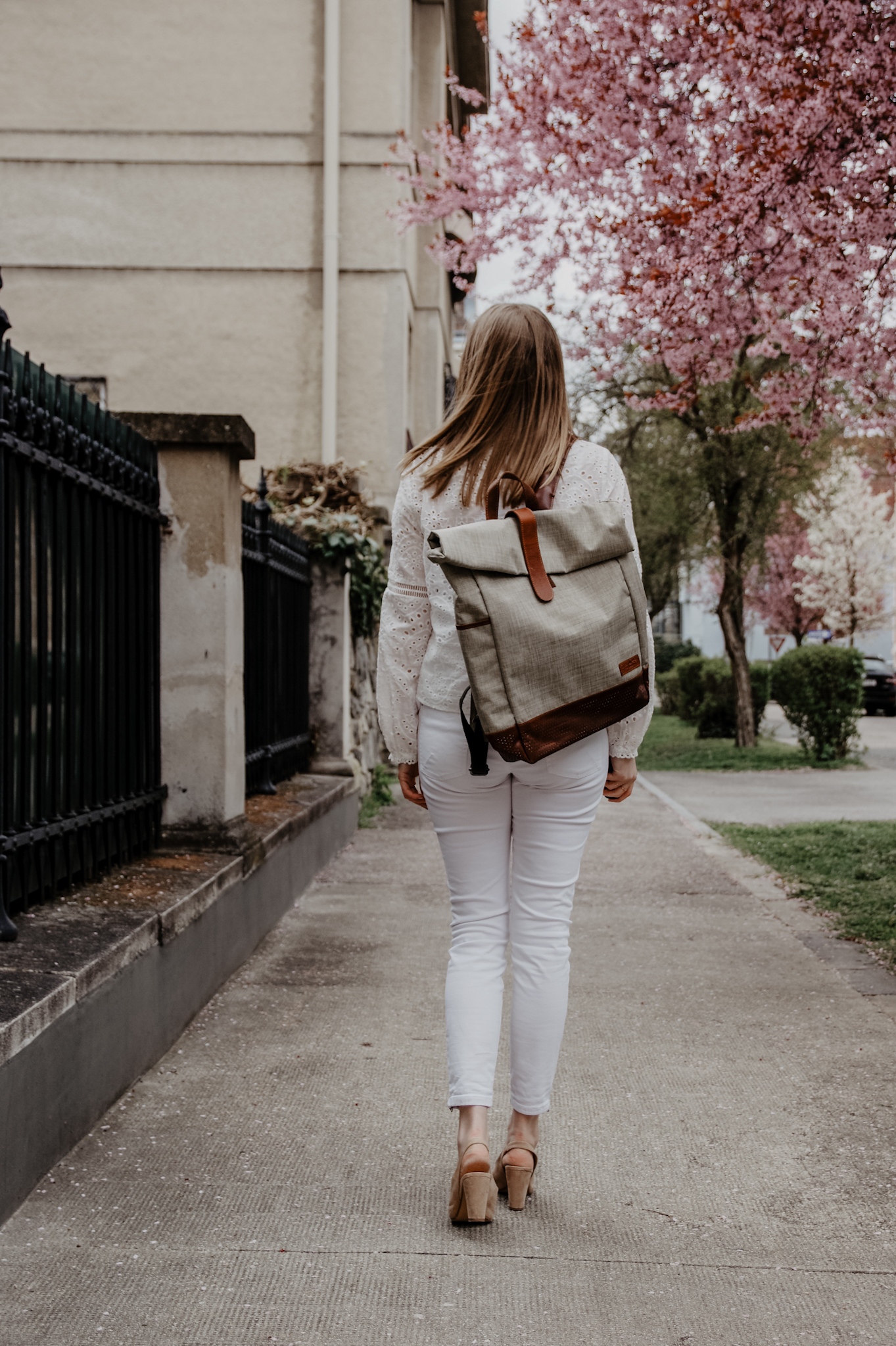 Trenchcoat, jeans, Gusti Leder Rucksack, backpack, cherry blossom, spring outfit