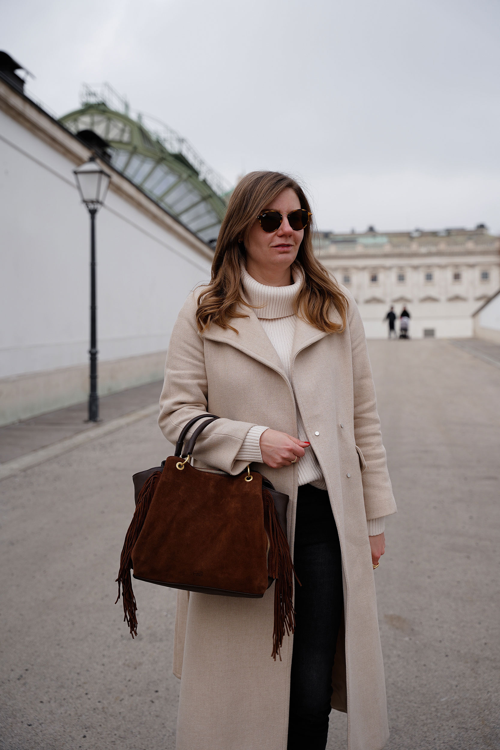 Winter Outfit, FREDsBRUDER Tasche, Wintermantel, beige, schwarz, Rollkragenpullover, Wien