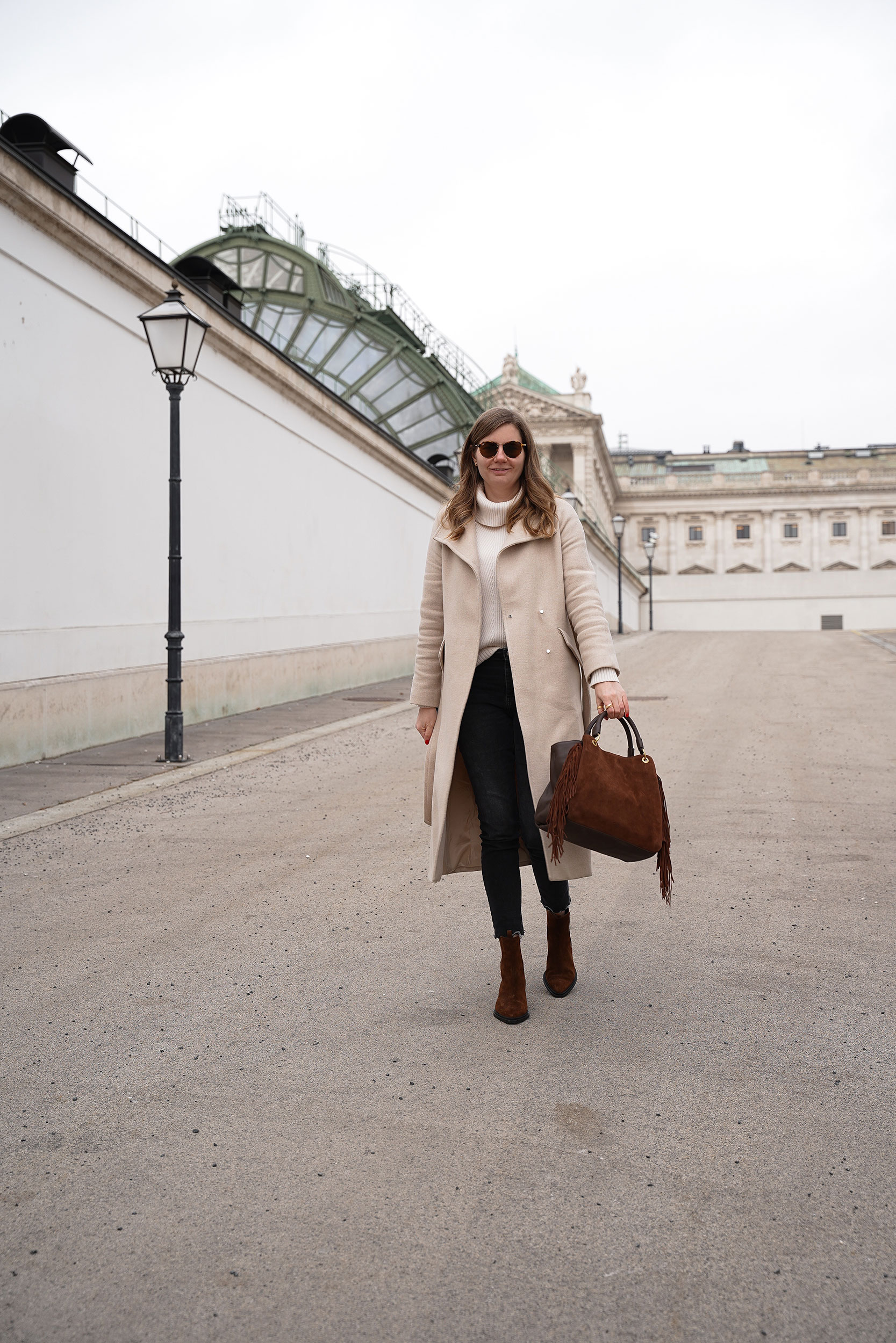 Winter Outfit, FREDsBRUDER Tasche, Wintermantel, beige, schwarz, Rollkragenpullover, Wien