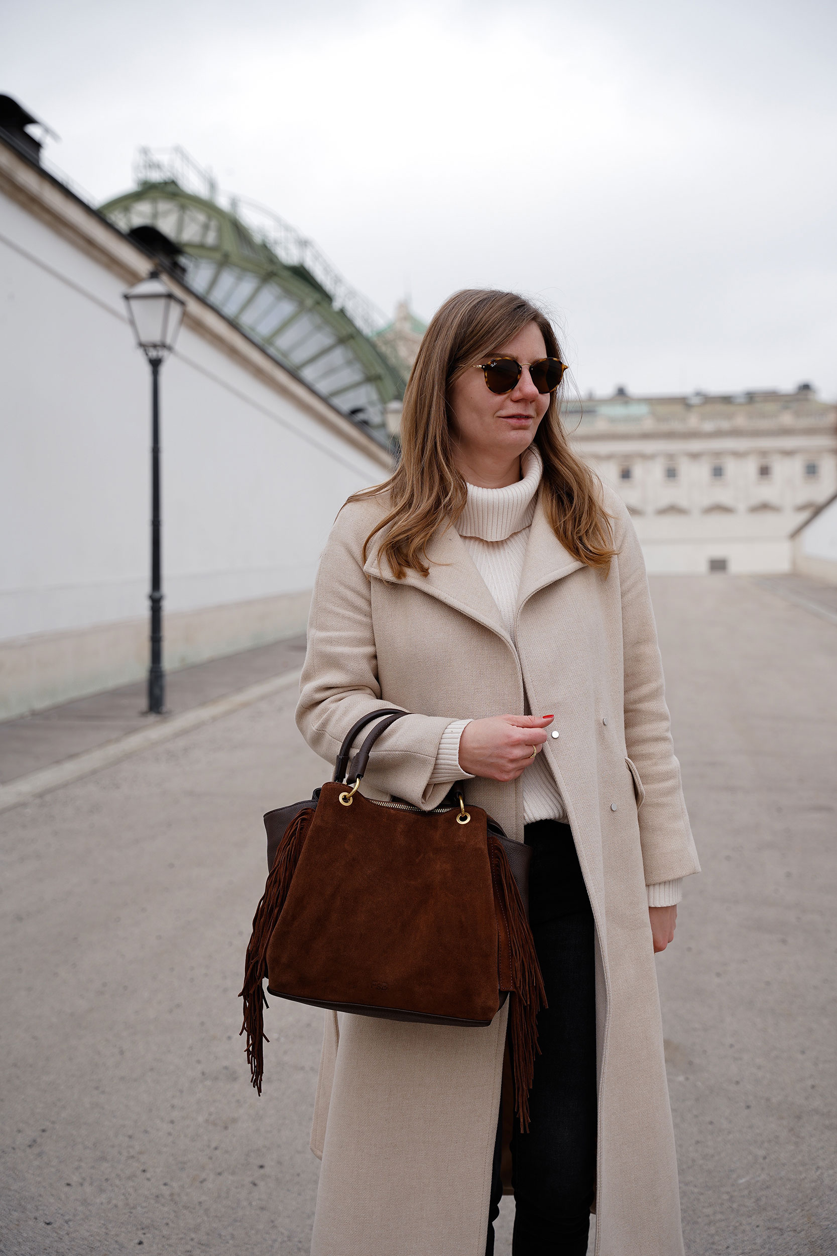 Winter Outfit, FREDsBRUDER Tasche, Wintermantel, beige, schwarz, Rollkragenpullover, Wien