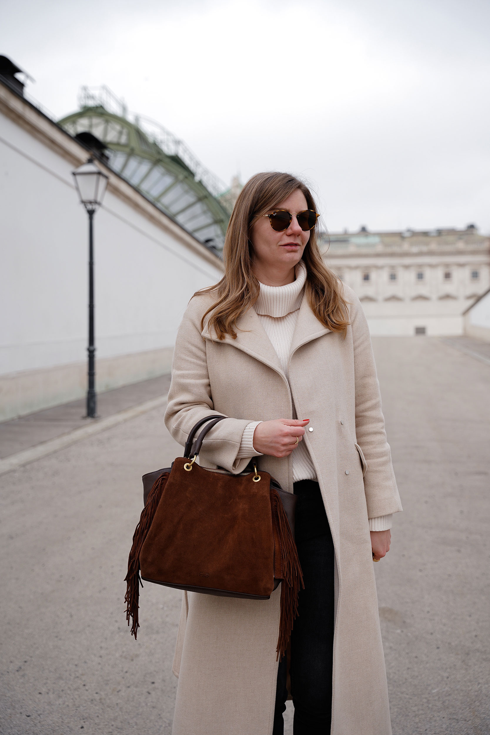 Winter Outfit, FREDsBRUDER Tasche, Wintermantel, beige, schwarz, Rollkragenpullover, Wien