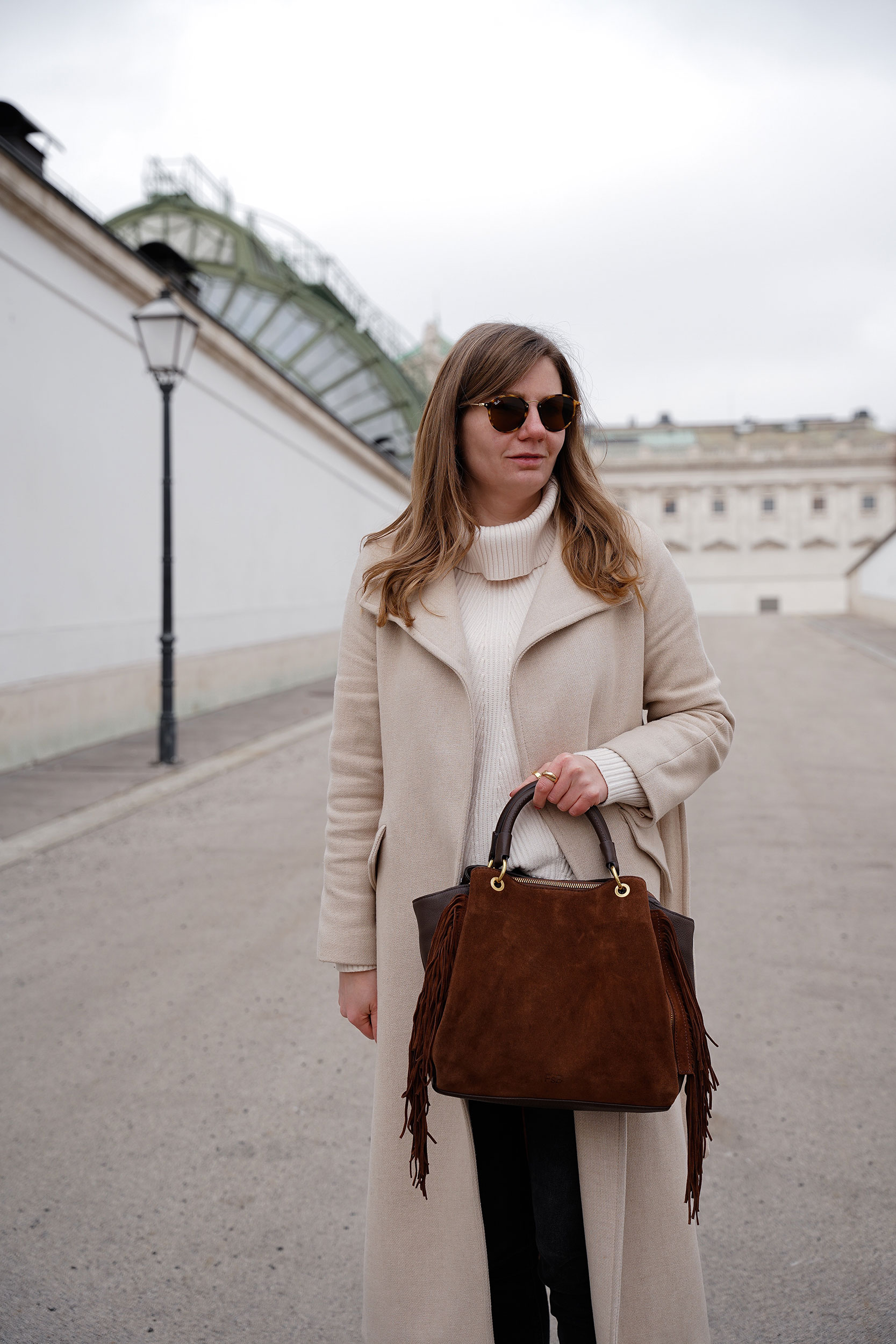 Winter Outfit, FREDsBRUDER Tasche, Wintermantel, beige, schwarz, Rollkragenpullover, Wien