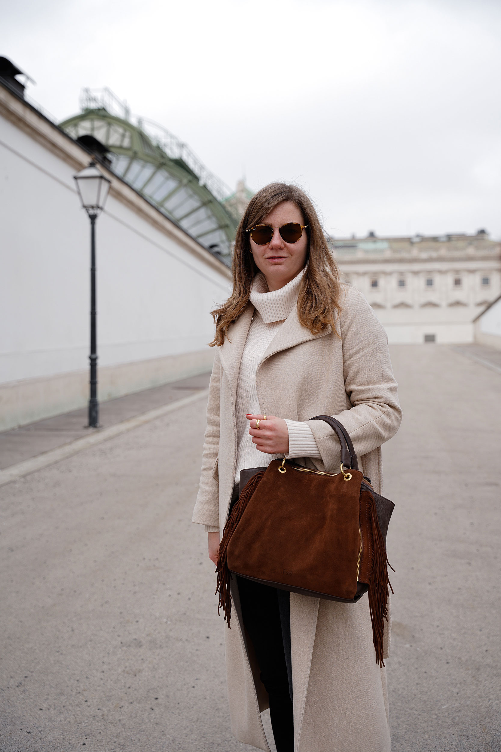 Winter Outfit, FREDsBRUDER Tasche, Wintermantel, beige, schwarz, Rollkragenpullover, Wien