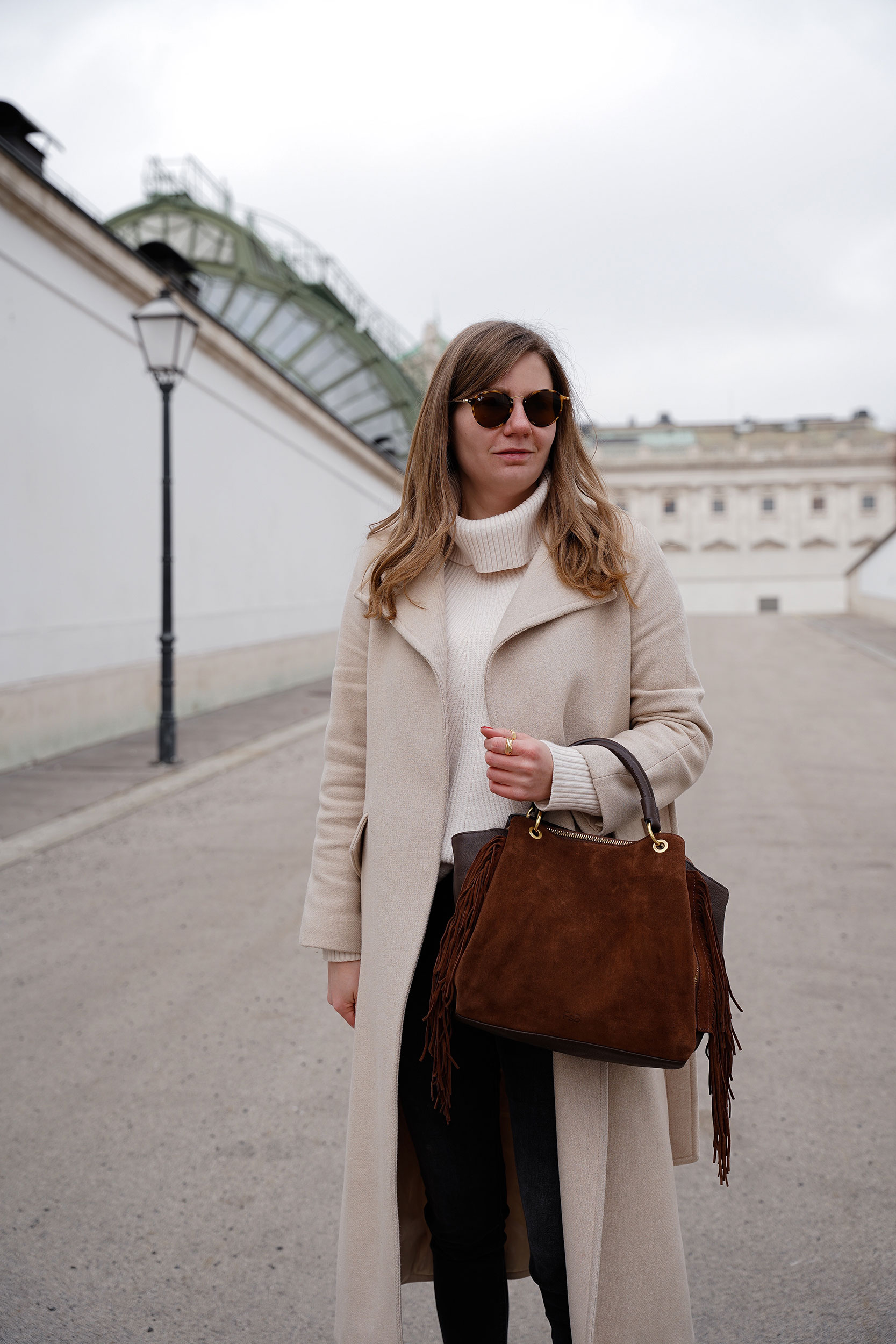 Winter Outfit, FREDsBRUDER Tasche, Wintermantel, beige, schwarz, Rollkragenpullover, Wien