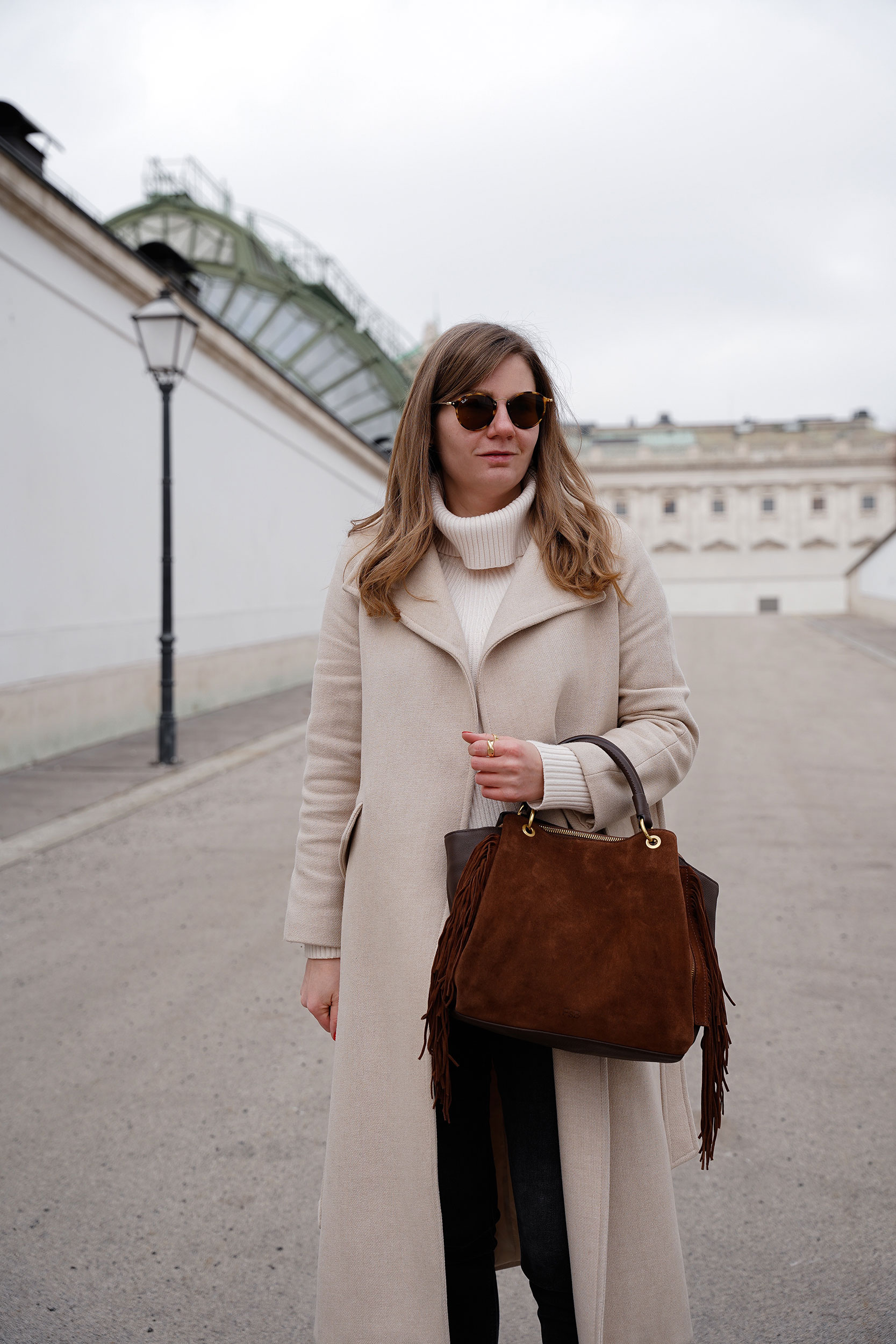 Winter Outfit, FREDsBRUDER Tasche, Wintermantel, beige, schwarz, Rollkragenpullover, Wien