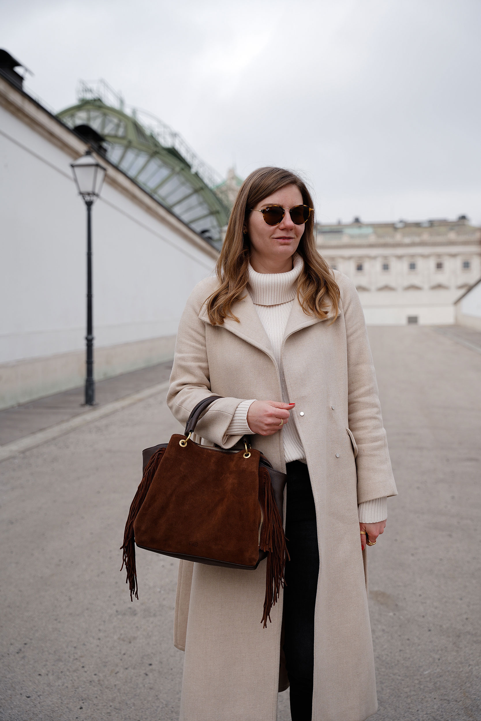 Winter Outfit, FREDsBRUDER Tasche, Wintermantel, beige, schwarz, Rollkragenpullover, Wien