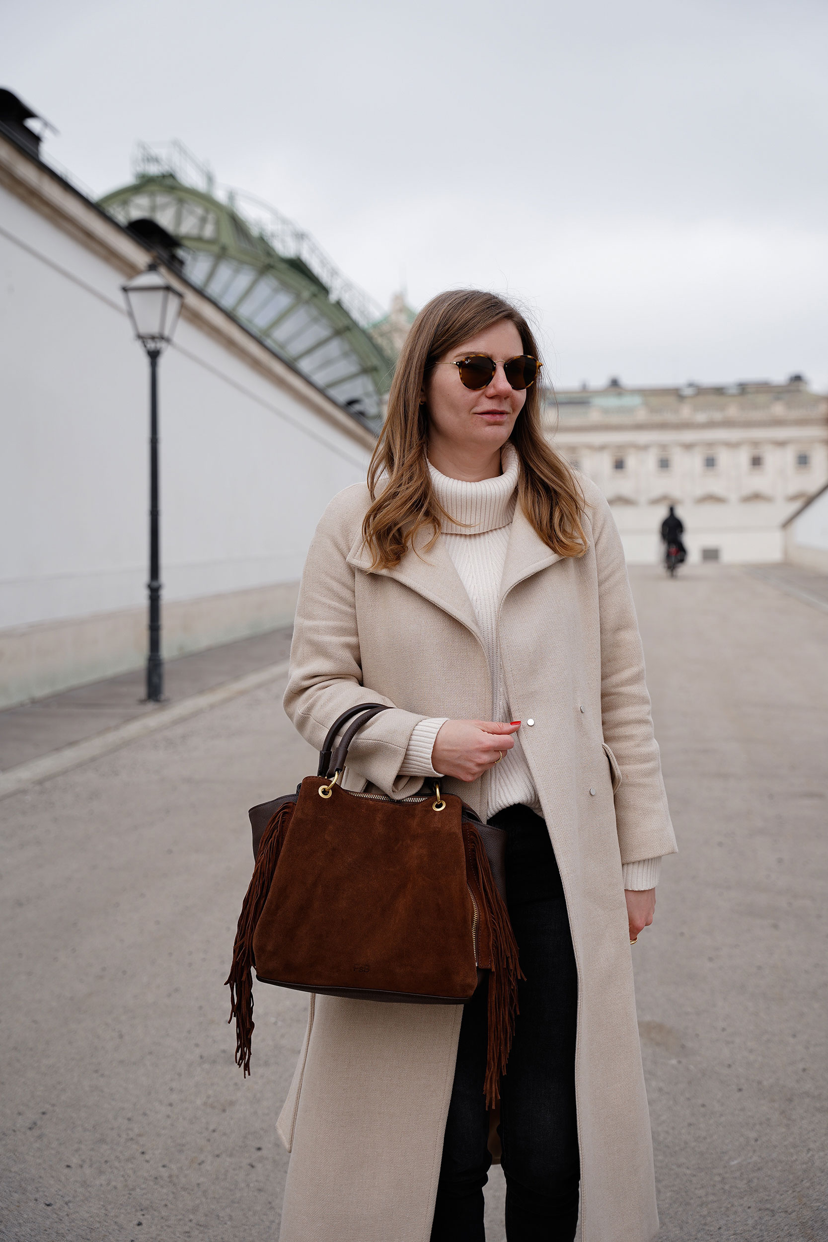 Winter Outfit, FREDsBRUDER Tasche, Wintermantel, beige, schwarz, Rollkragenpullover, Wien