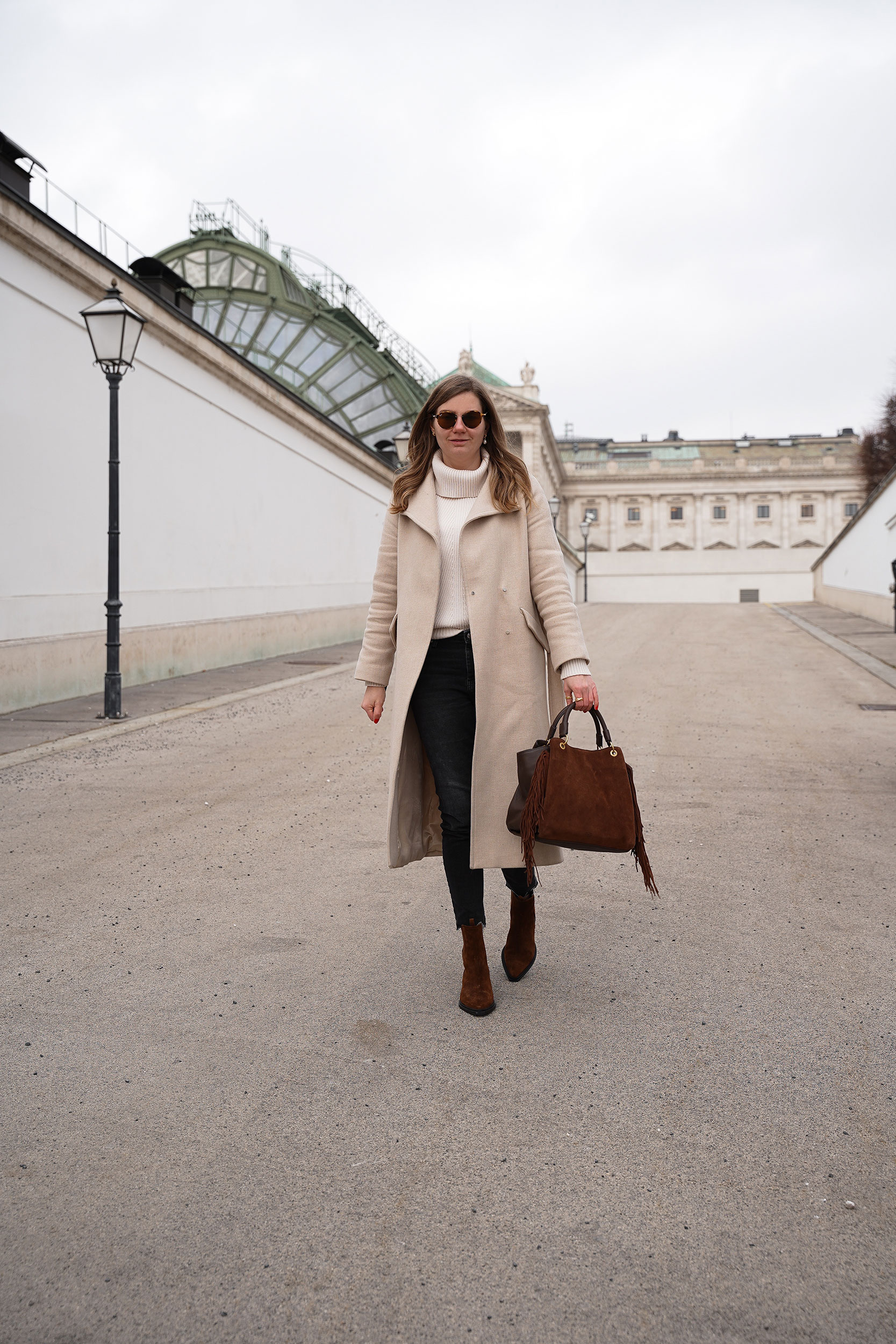 Winter Outfit, FREDsBRUDER Tasche, Wintermantel, beige, schwarz, Rollkragenpullover, Wien