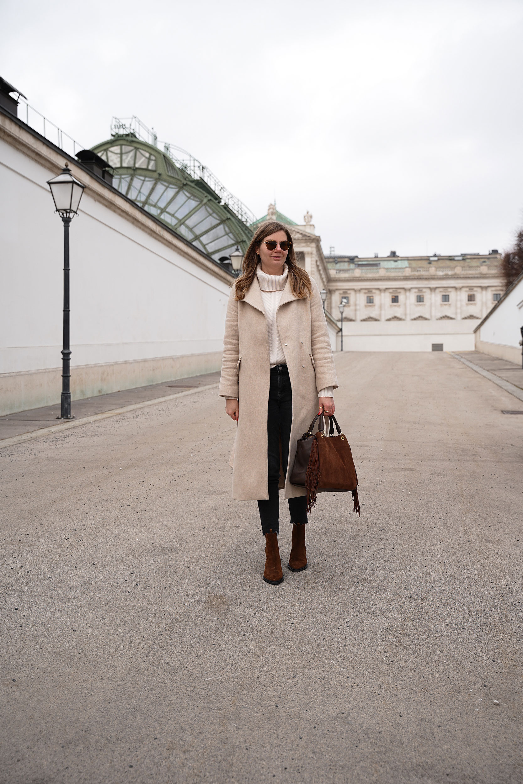 Winter Outfit, FREDsBRUDER Tasche, Wintermantel, beige, schwarz, Rollkragenpullover, Wien