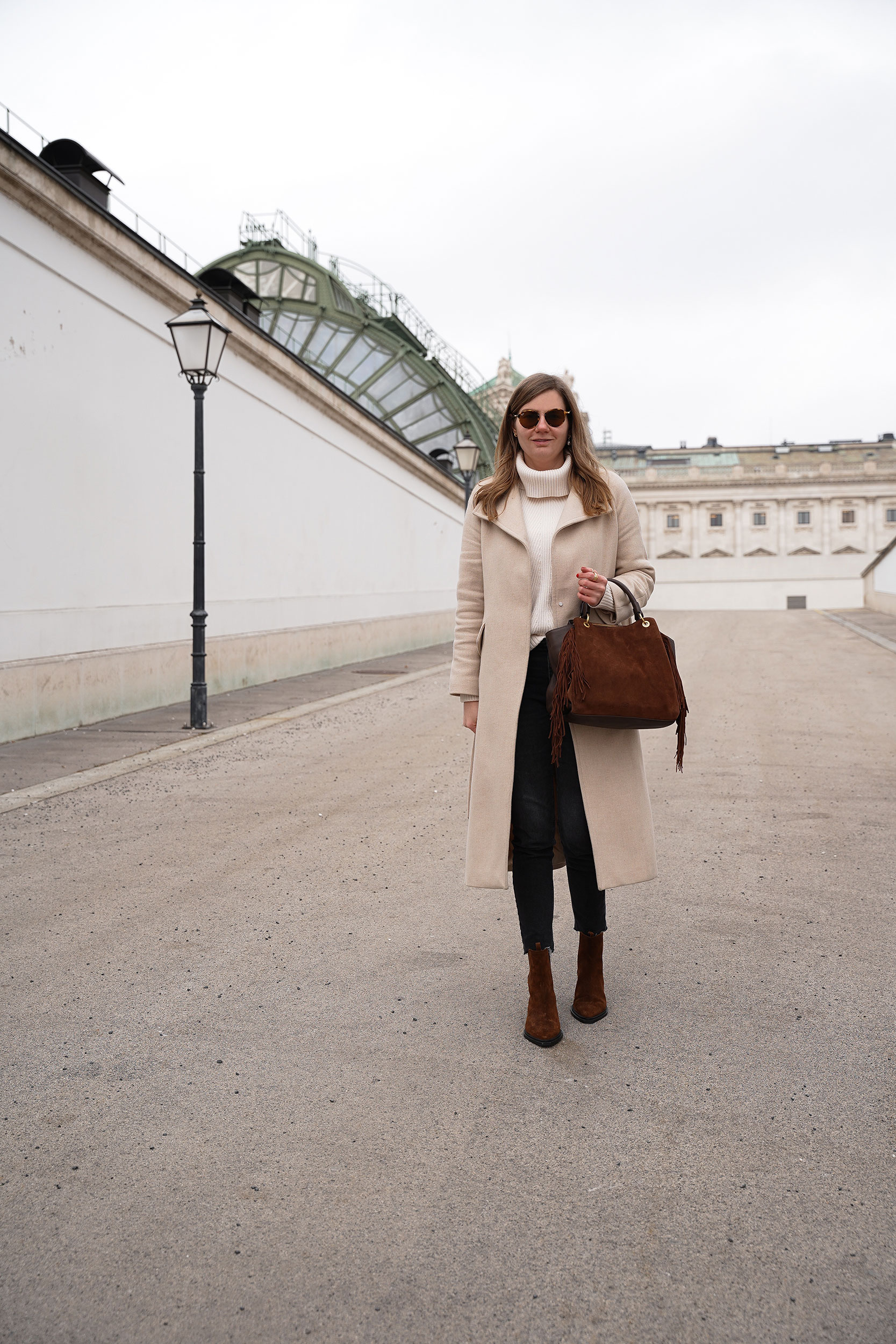 Winter Outfit, FREDsBRUDER Tasche, Wintermantel, beige, schwarz, Rollkragenpullover, Wien