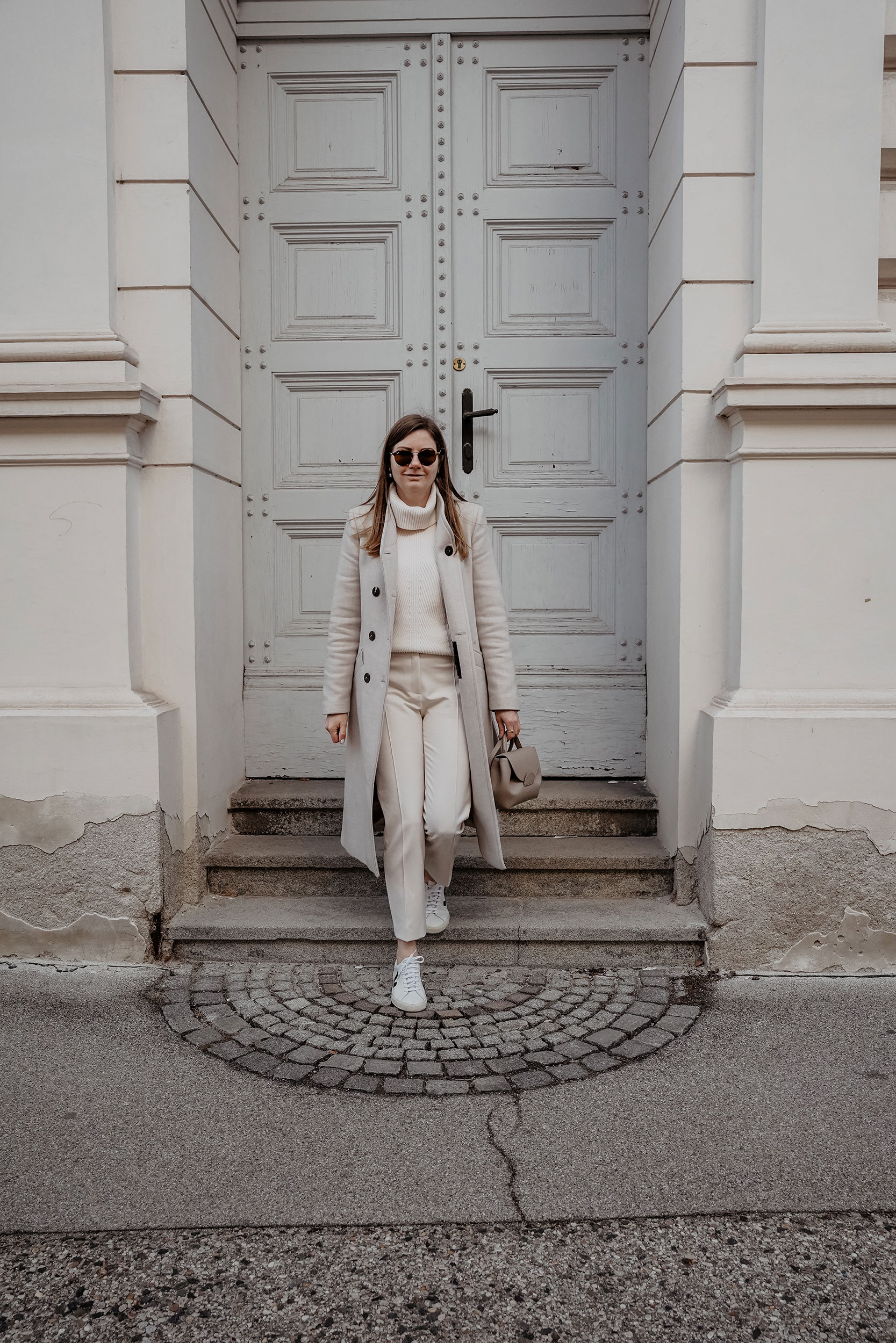 Winter outfit, beige, all white, polene bag, Wintermantel