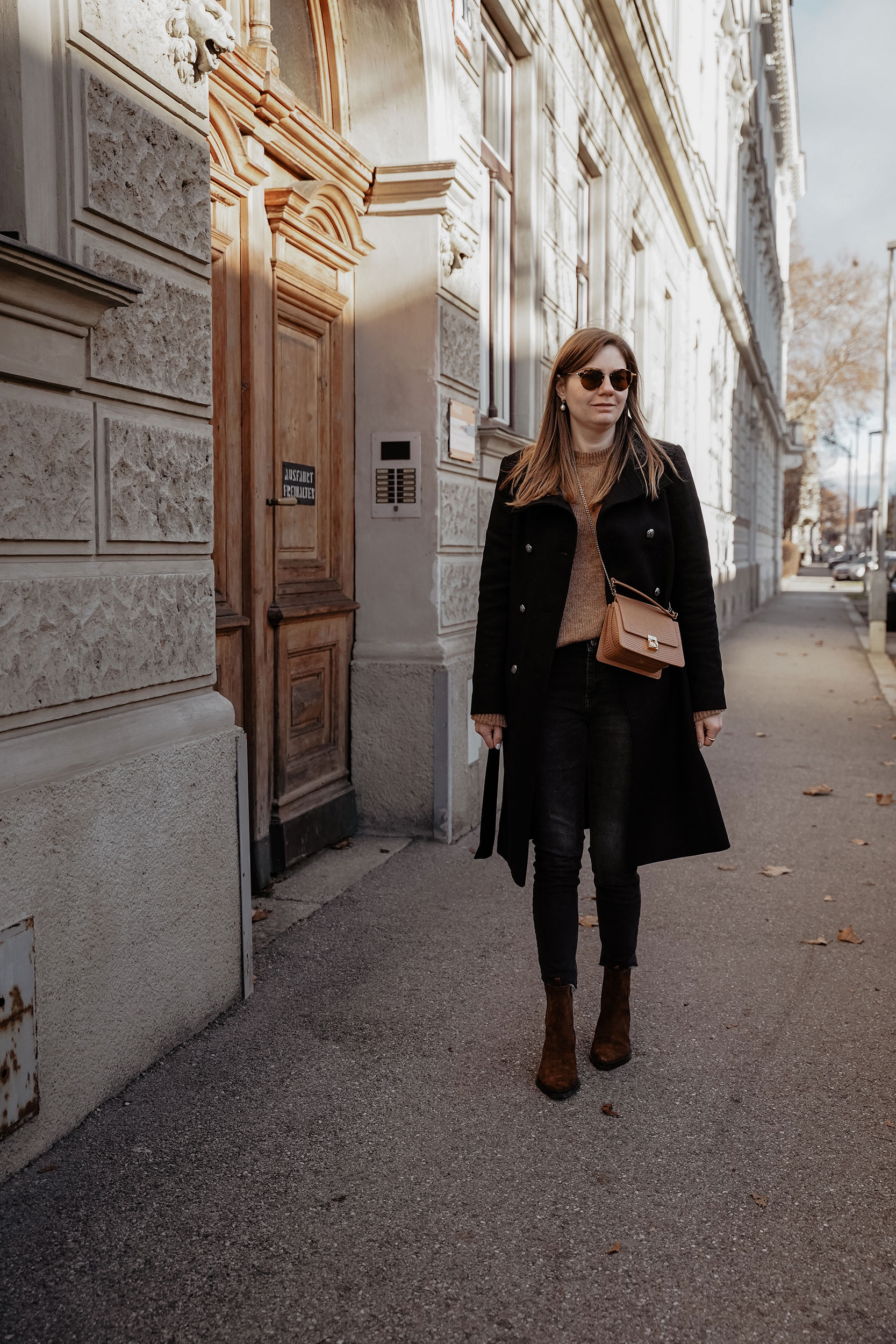 Winter Outfit, Wintermantel, schwarz, beige, camel, Pullover, Stiefeletten, Polene bag