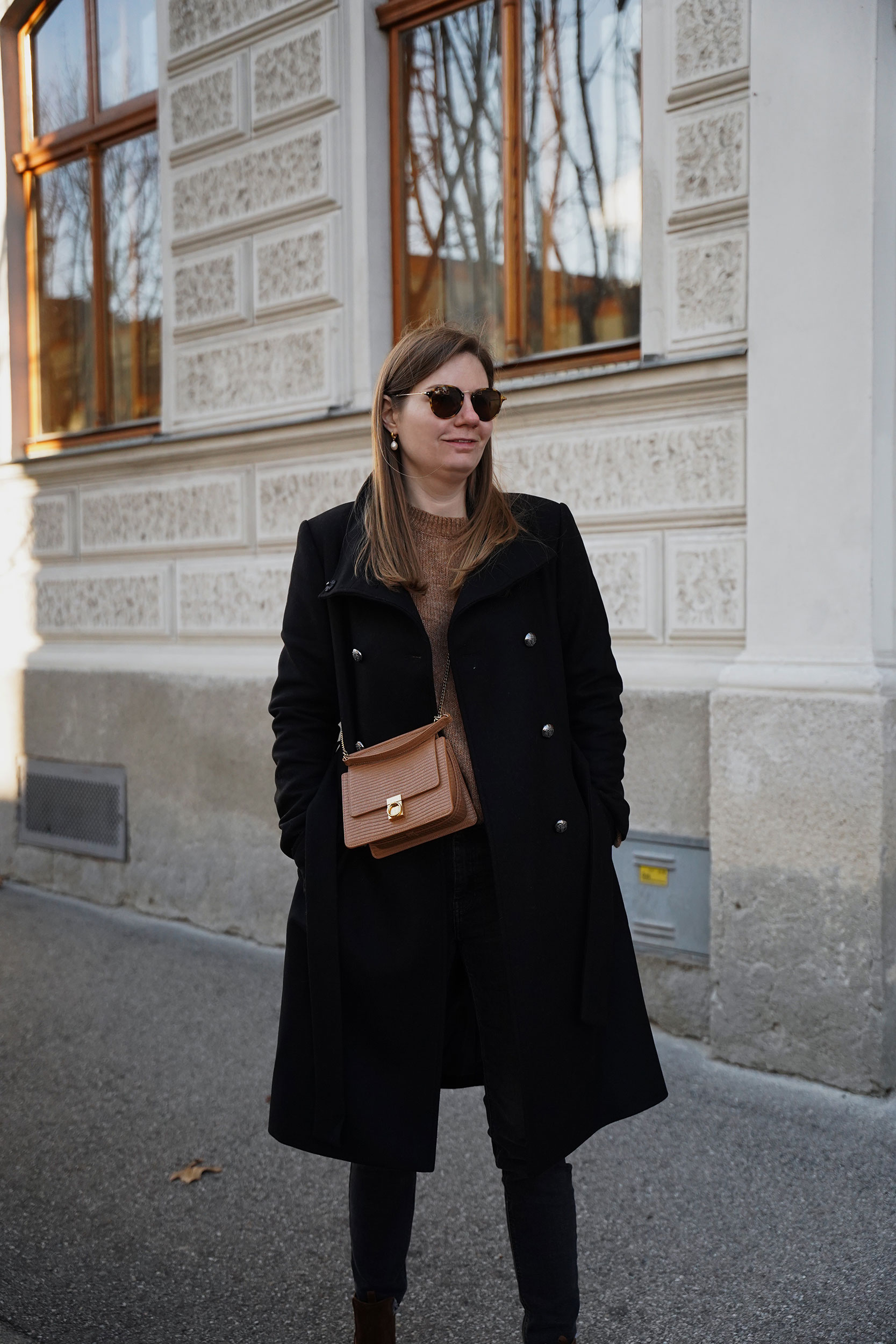 Winter Outfit, Wintermantel, schwarz, beige, camel, Pullover, Stiefeletten, Polene bag