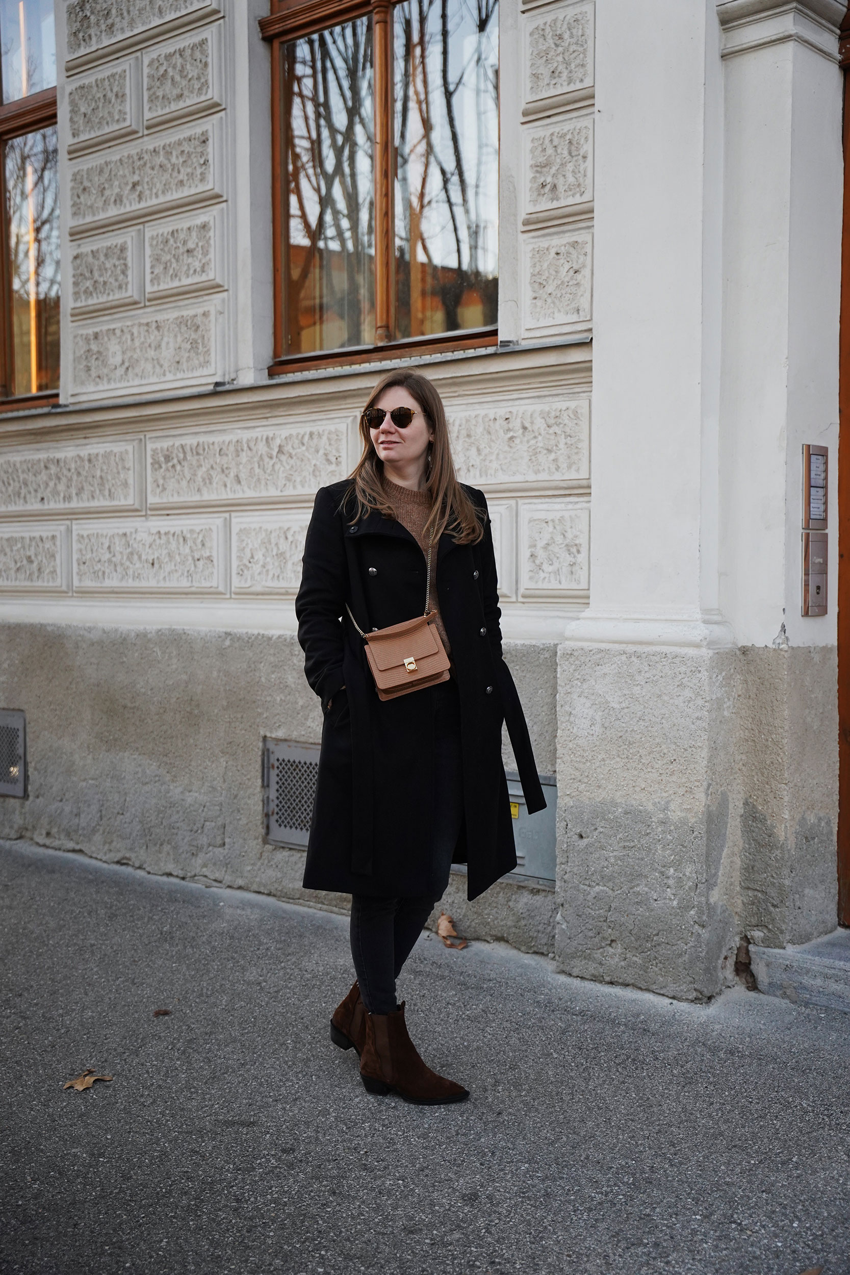 Winter Outfit, Wintermantel, schwarz, beige, camel, Pullover, Stiefeletten, Polene bag