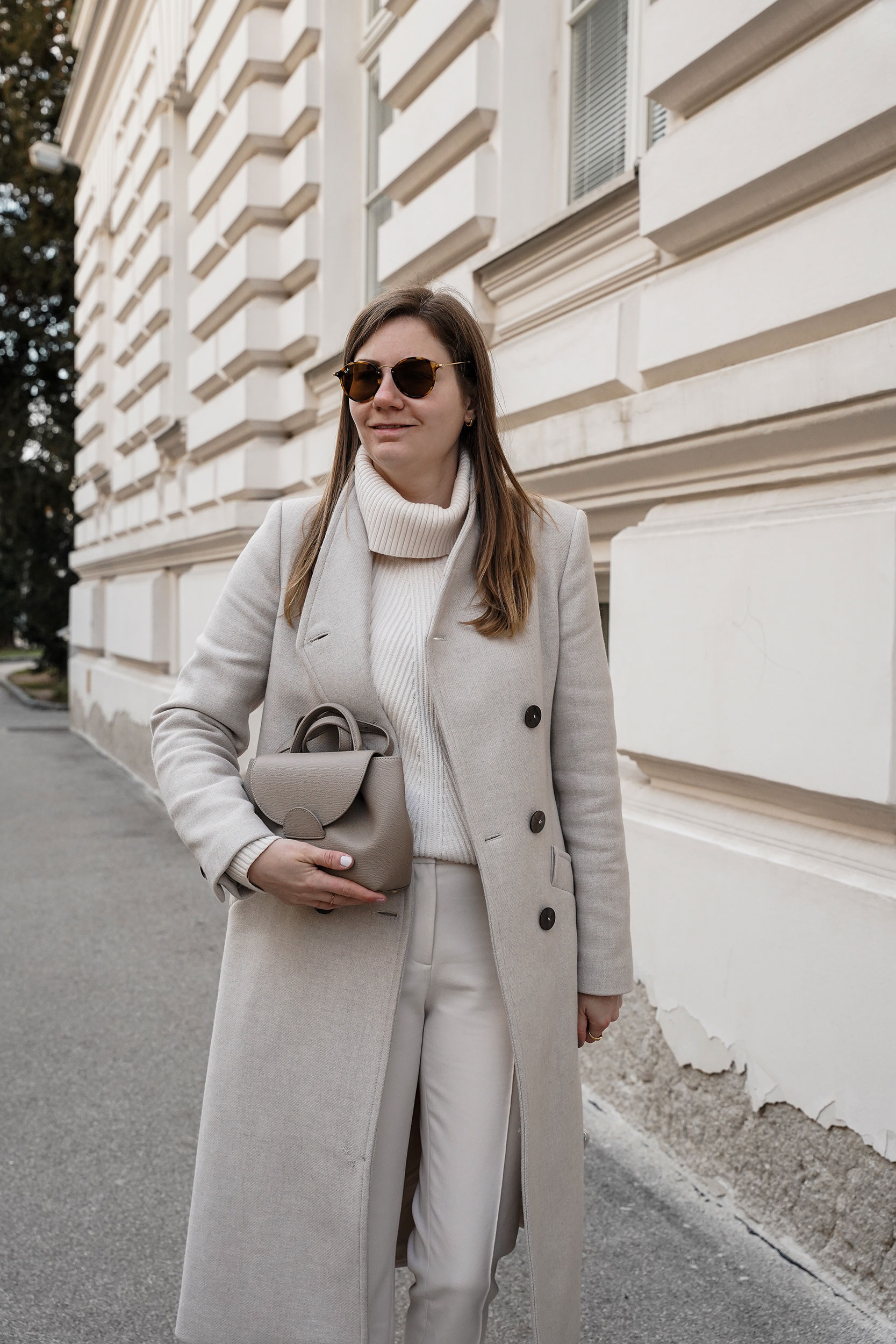 Winter outfit, beige, all white, polene bag, Wintermantel