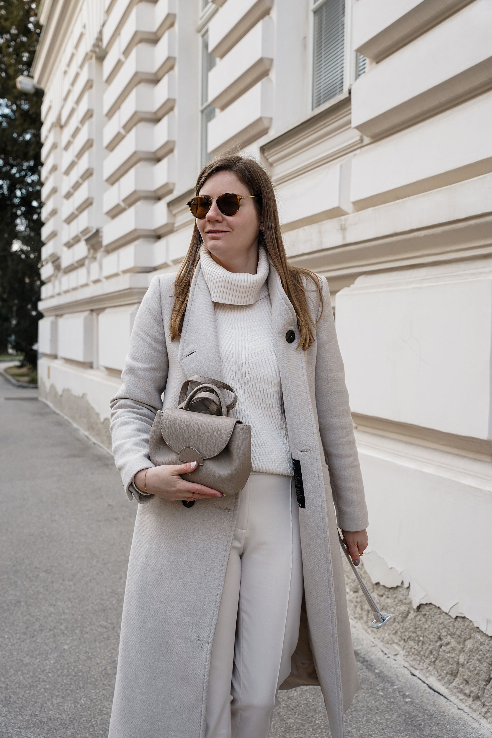 Winter outfit, beige, all white, polene bag, Wintermantel