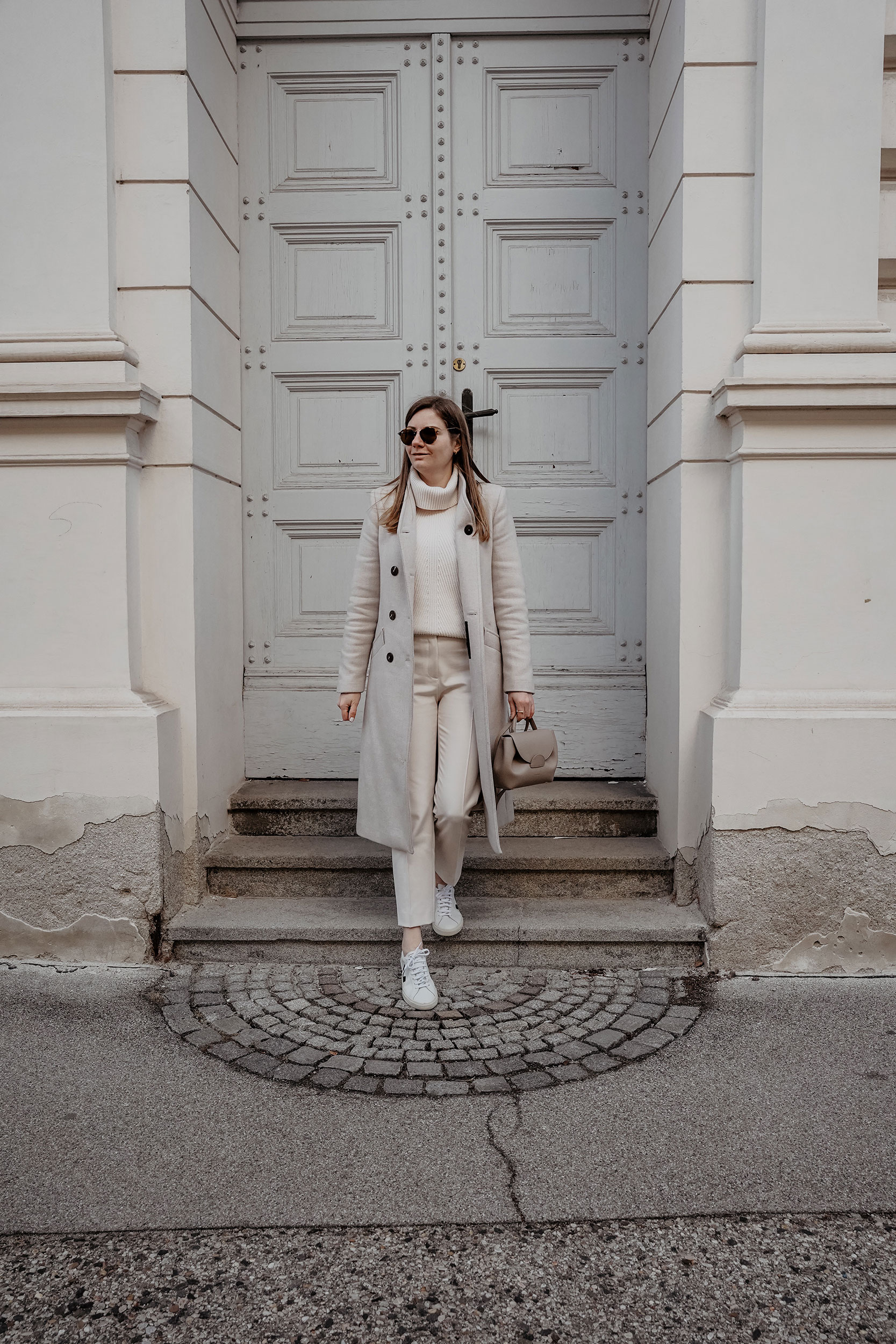 Winter outfit, beige, all white, polene bag, Wintermantel