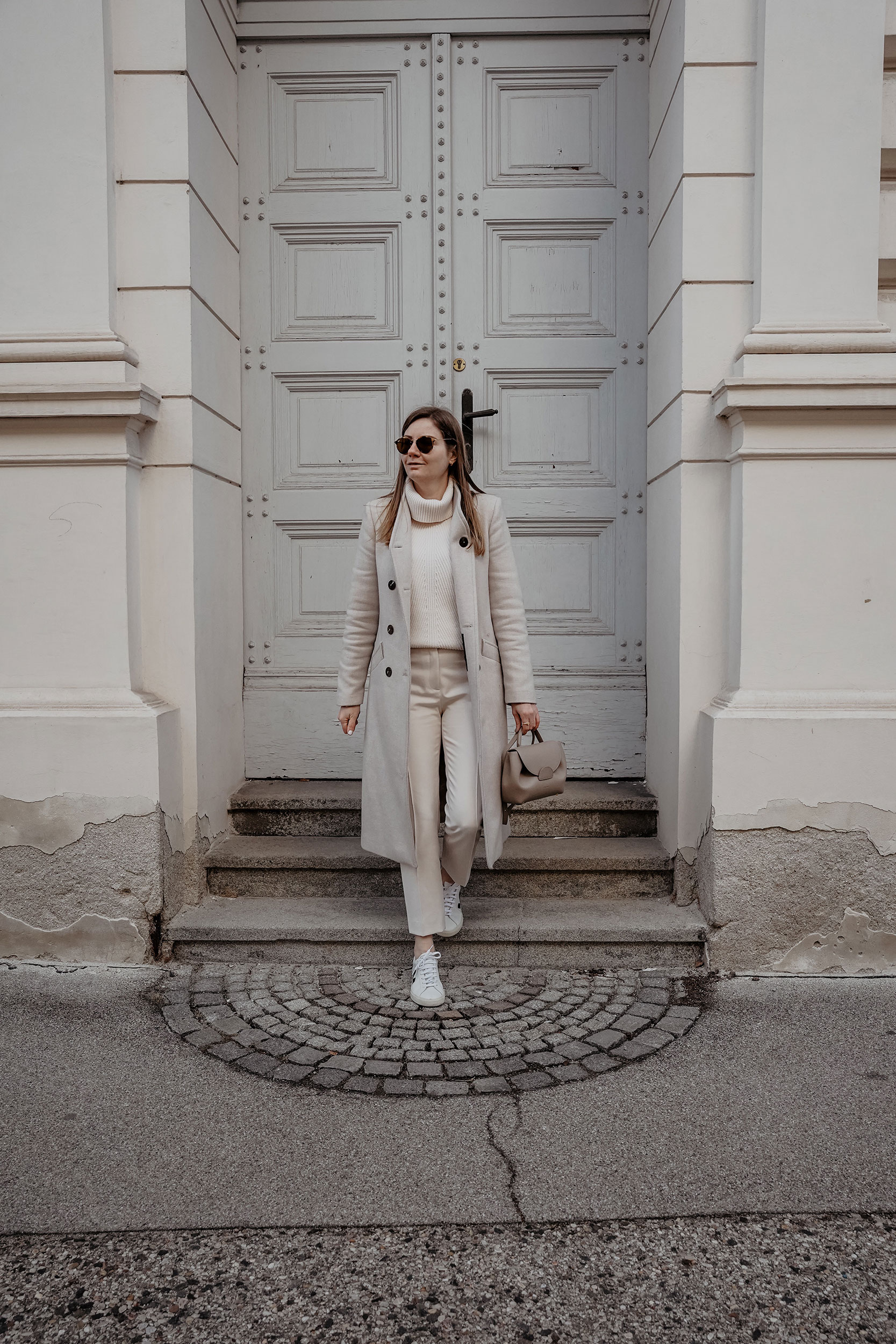 Winter outfit, beige, all white, polene bag, Wintermantel