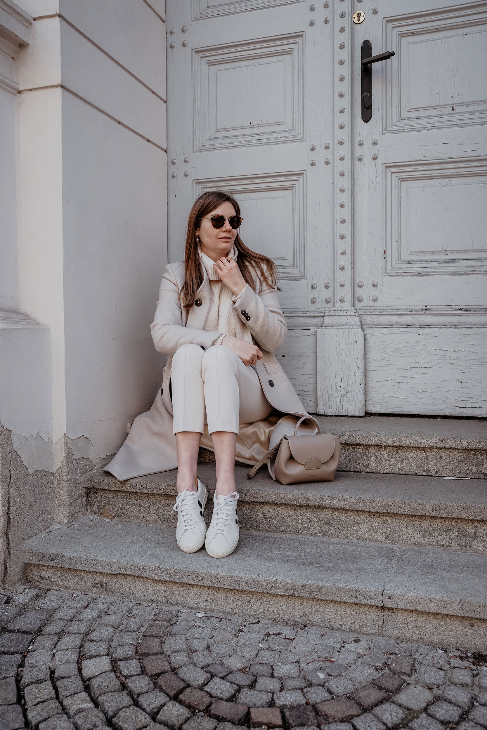 Winter outfit, beige, all white, polene bag, Wintermantel