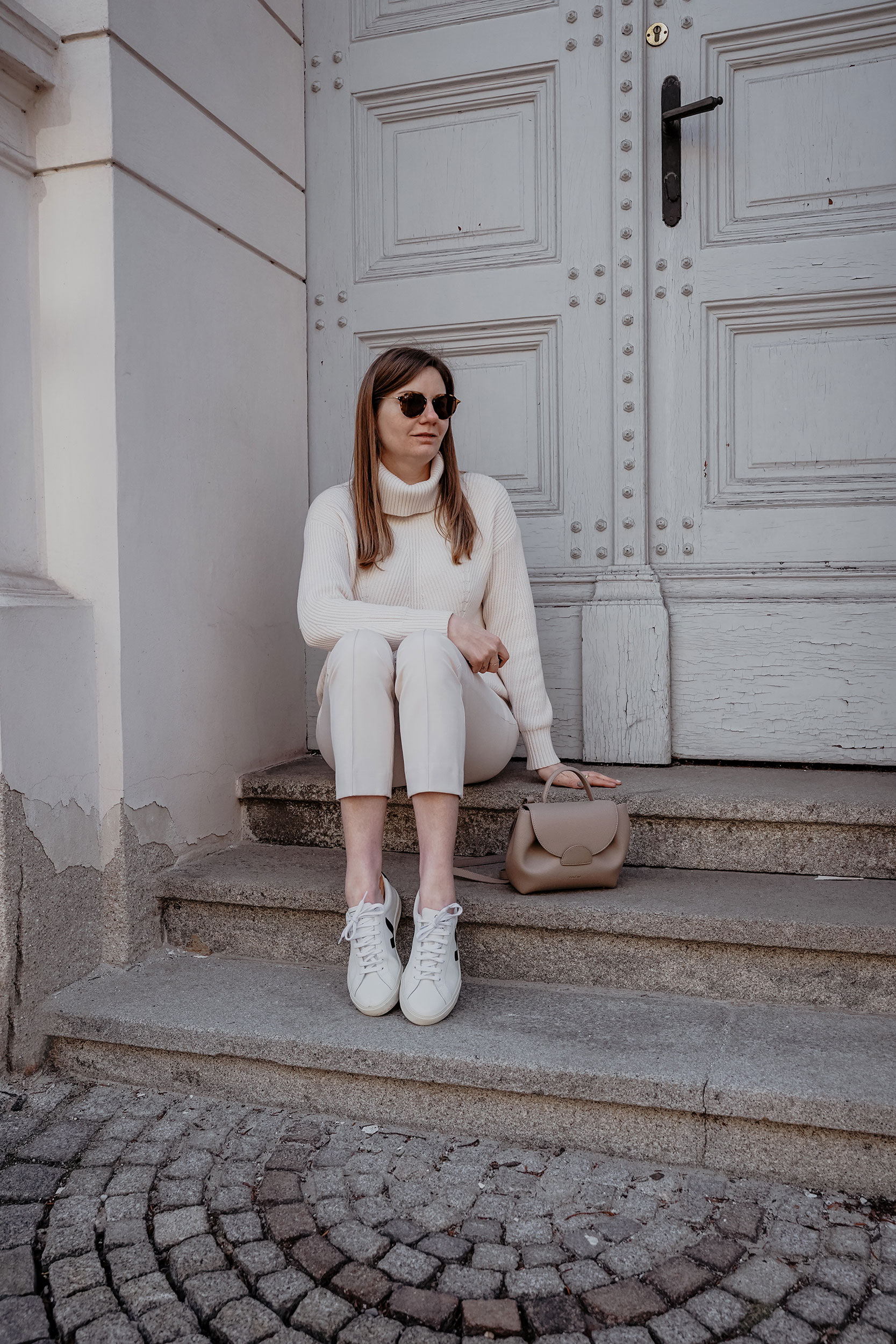 Winter outfit, beige, all white, polene bag, Wintermantel